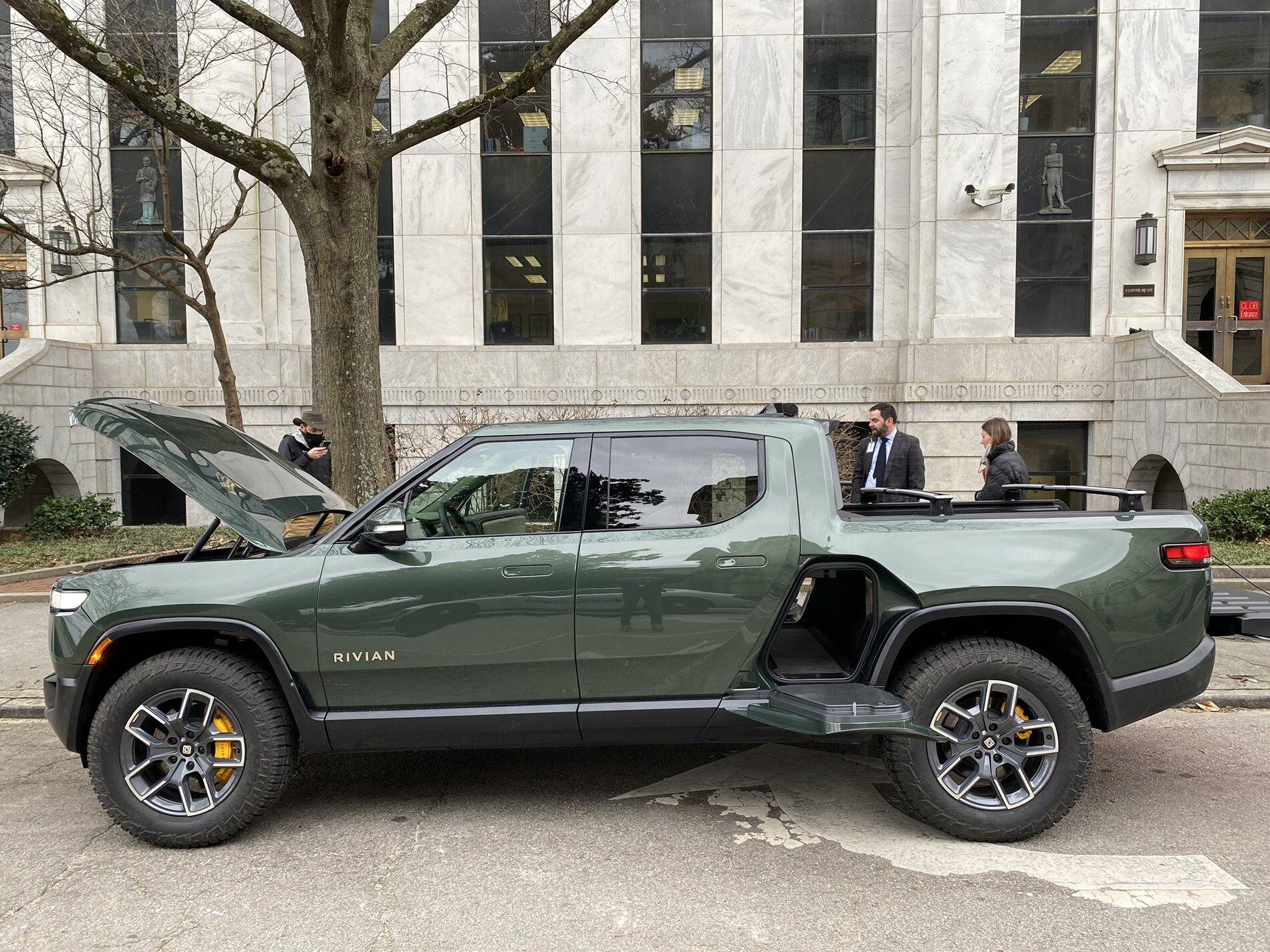 Rivian R1T R1S FOREST GREEN R1T Photos 9038c8bb-0c1d-4f8c-bc23-6c710c21db77-jpe