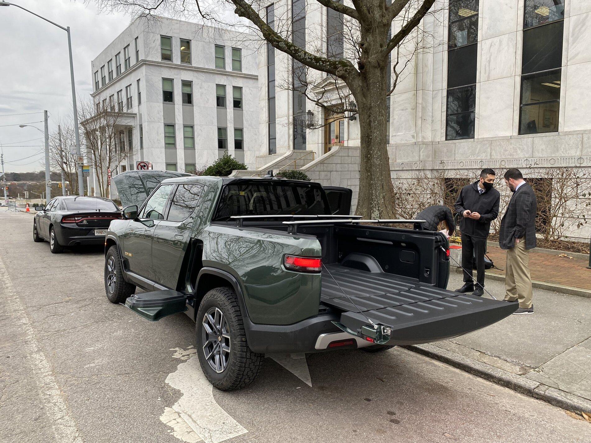 Rivian R1T R1S FOREST GREEN R1T Photos 21189032-b7af-40fd-8c0a-e4e4a8331b8a-jpe