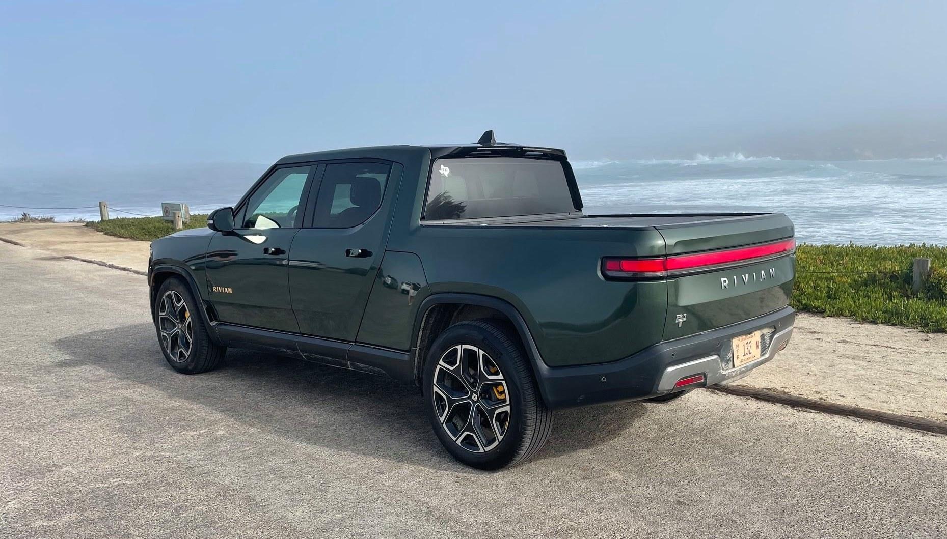 Rivian R1T R1S FOREST GREEN R1T Photos Forest-Green-Rivian-R1T-Pickup-Truck-02