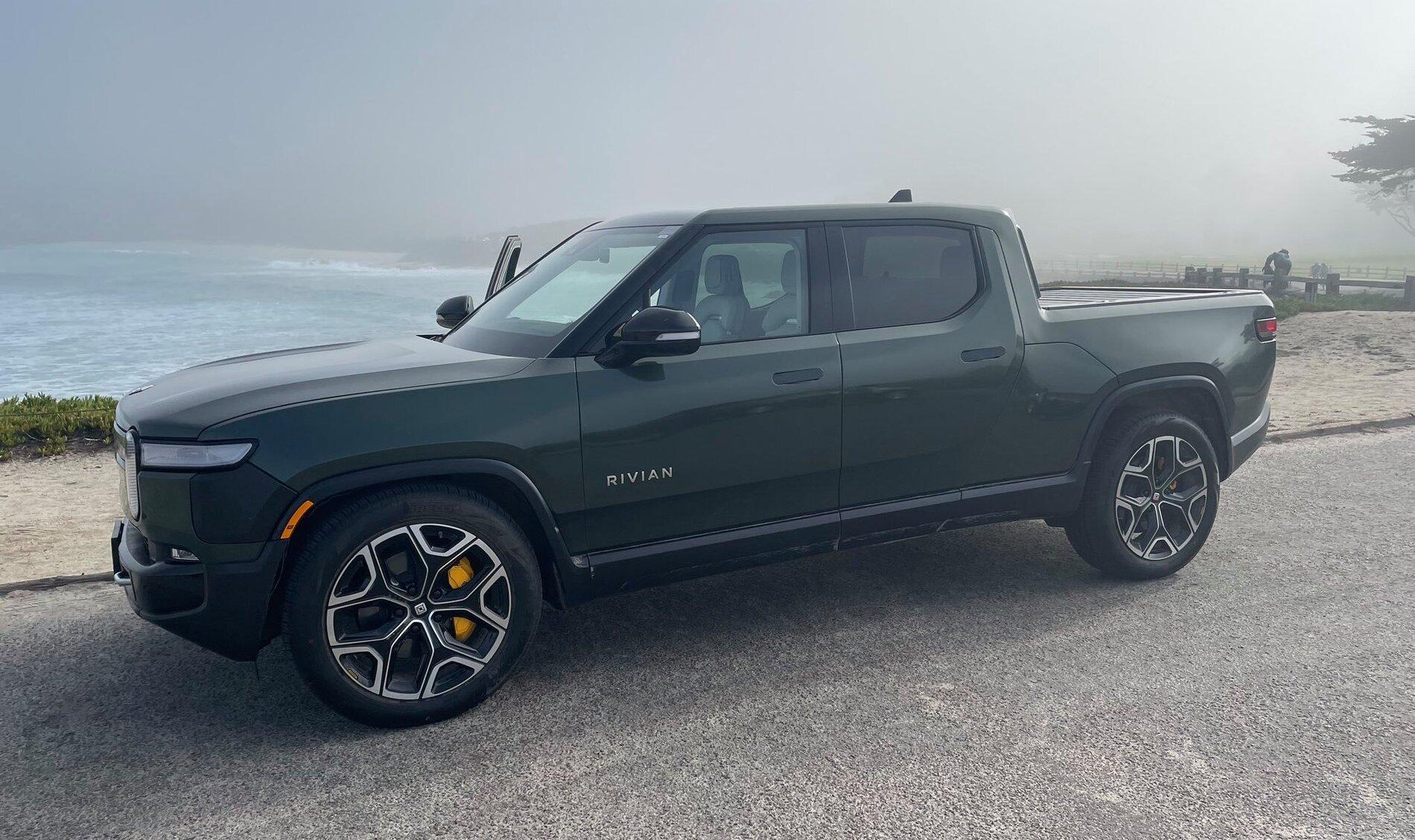 Rivian R1T R1S FOREST GREEN R1T Photos Forest-Green-Rivian-R1T-Pickup-Truck-01