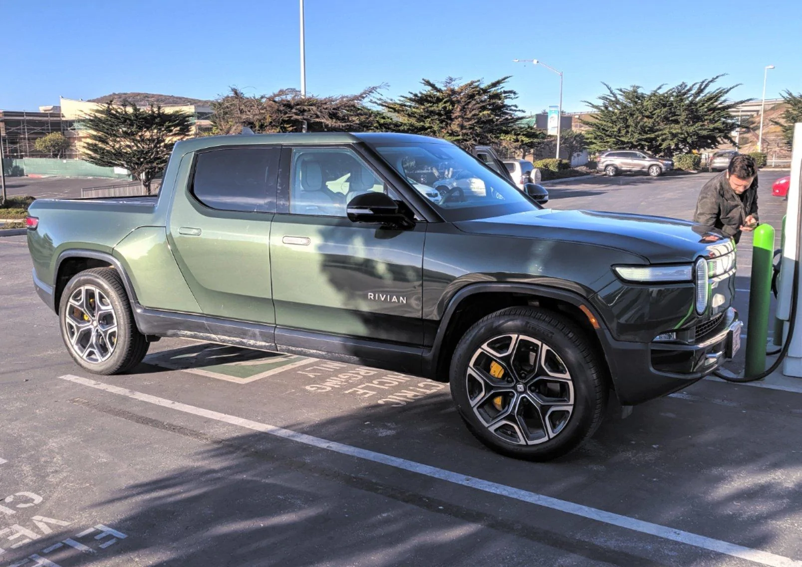 Rivian R1T R1S FOREST GREEN R1T Photos Forest-Green-R1T-1