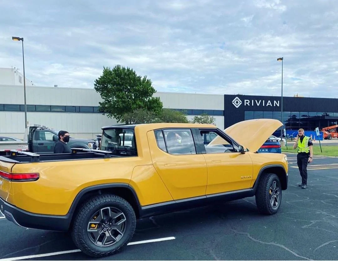Rivian R1T R1S COMPASS YELLOW R1T Photos Compass Yellow R1T pickup normal polic
