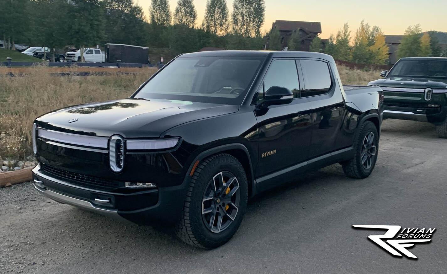 Rivian R1T R1S MIDNIGHT (Black) Rivian Photos Midnight Black Rivian R1T