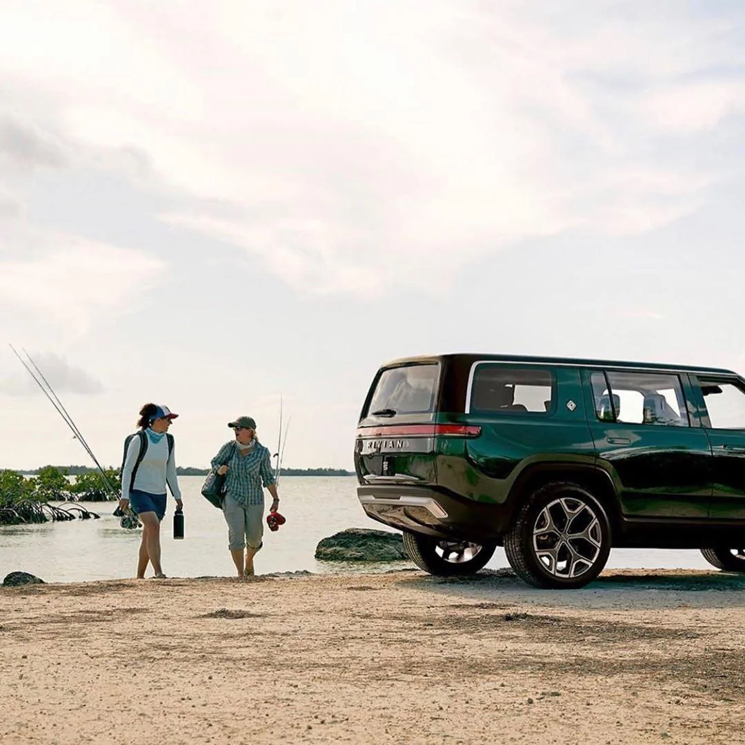 Rivian R1T R1S FOREST GREEN R1T Photos Forst Green Rivian-R1S-Fishing-2