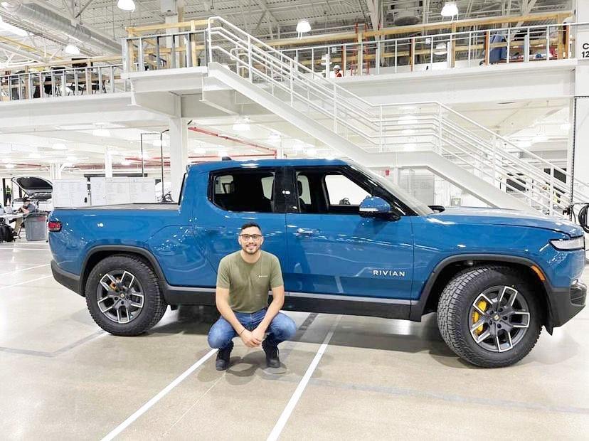 Rivian R1T R1S ? First Ever Rivian R1T Customer Delivery is Complete! [Not to Pictured Employee] First Rivian R1T Owner Customer Delivery