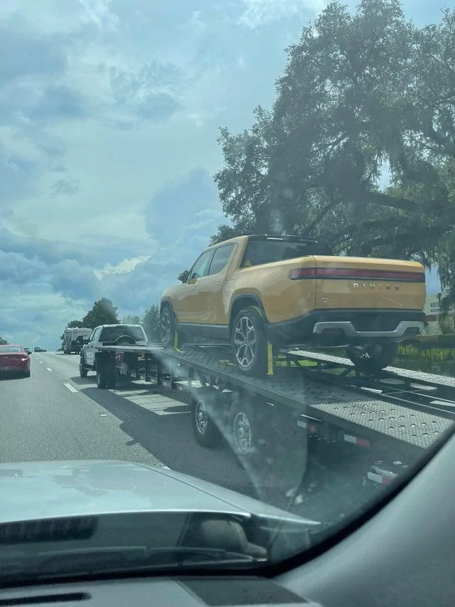 Rivian R1T R1S COMPASS YELLOW R1T Photos 56969tg7u3o71