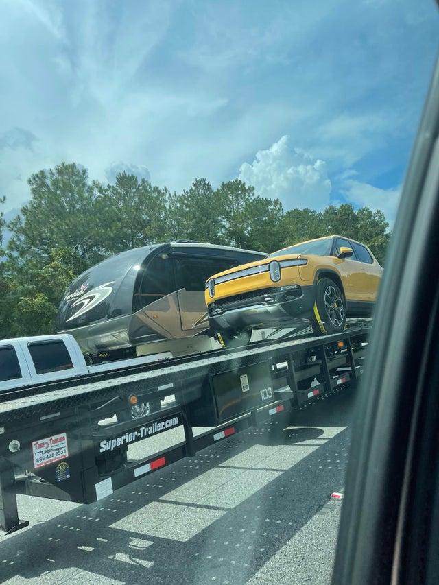Rivian R1T R1S COMPASS YELLOW R1T Photos 2bclhtg7u3o71