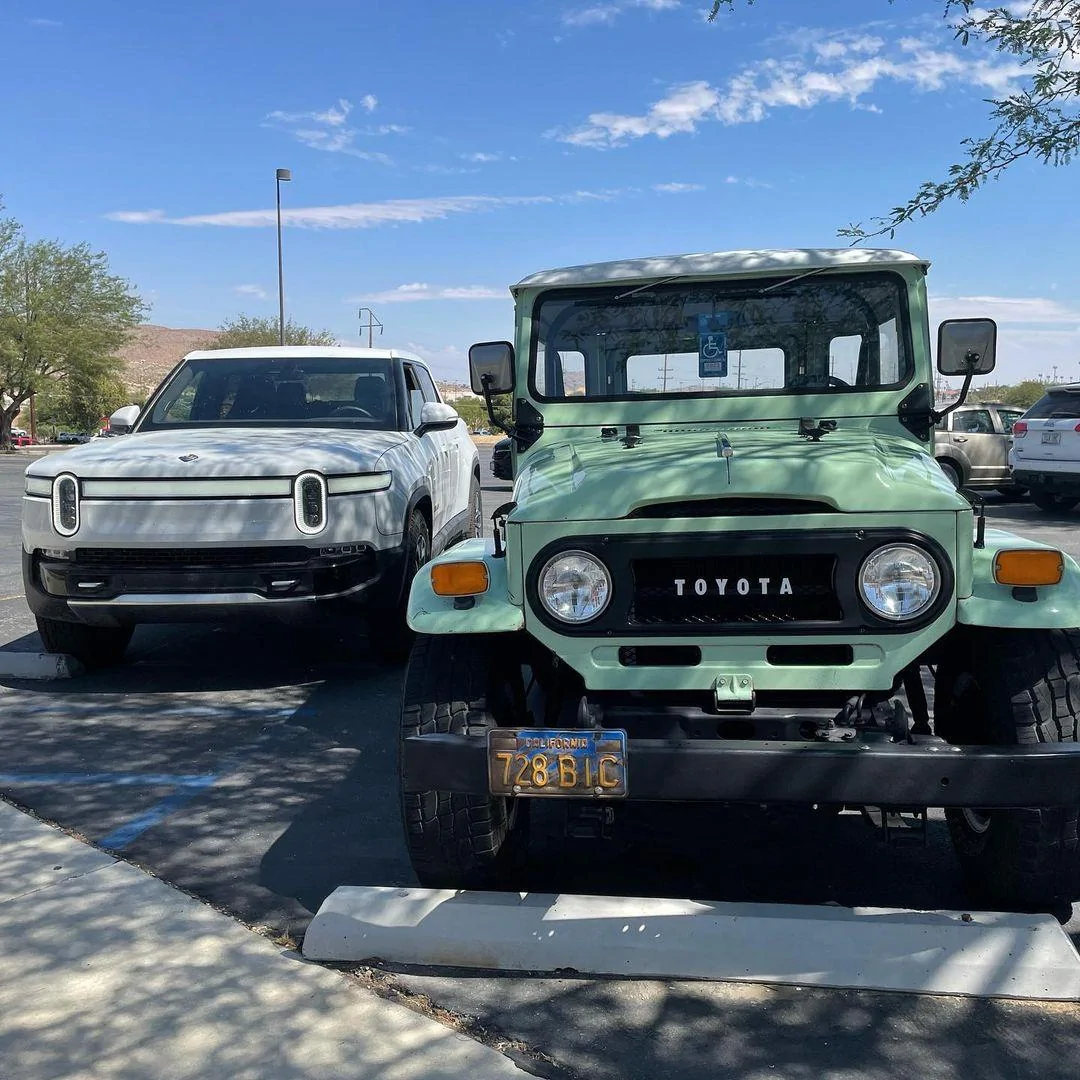 Rivian R1T R1S GLACIER WHITE R1T  Photos Glacier White R1T Rivian Picku