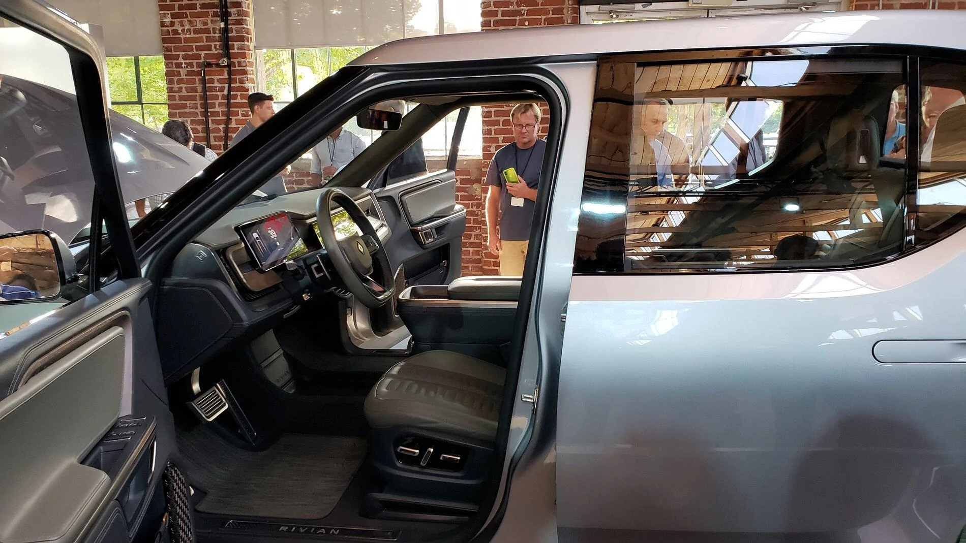 Rivian R1T R1S LAUNCH GREEN R1T Photos R1T LA Silver Forest Edge Dash vi