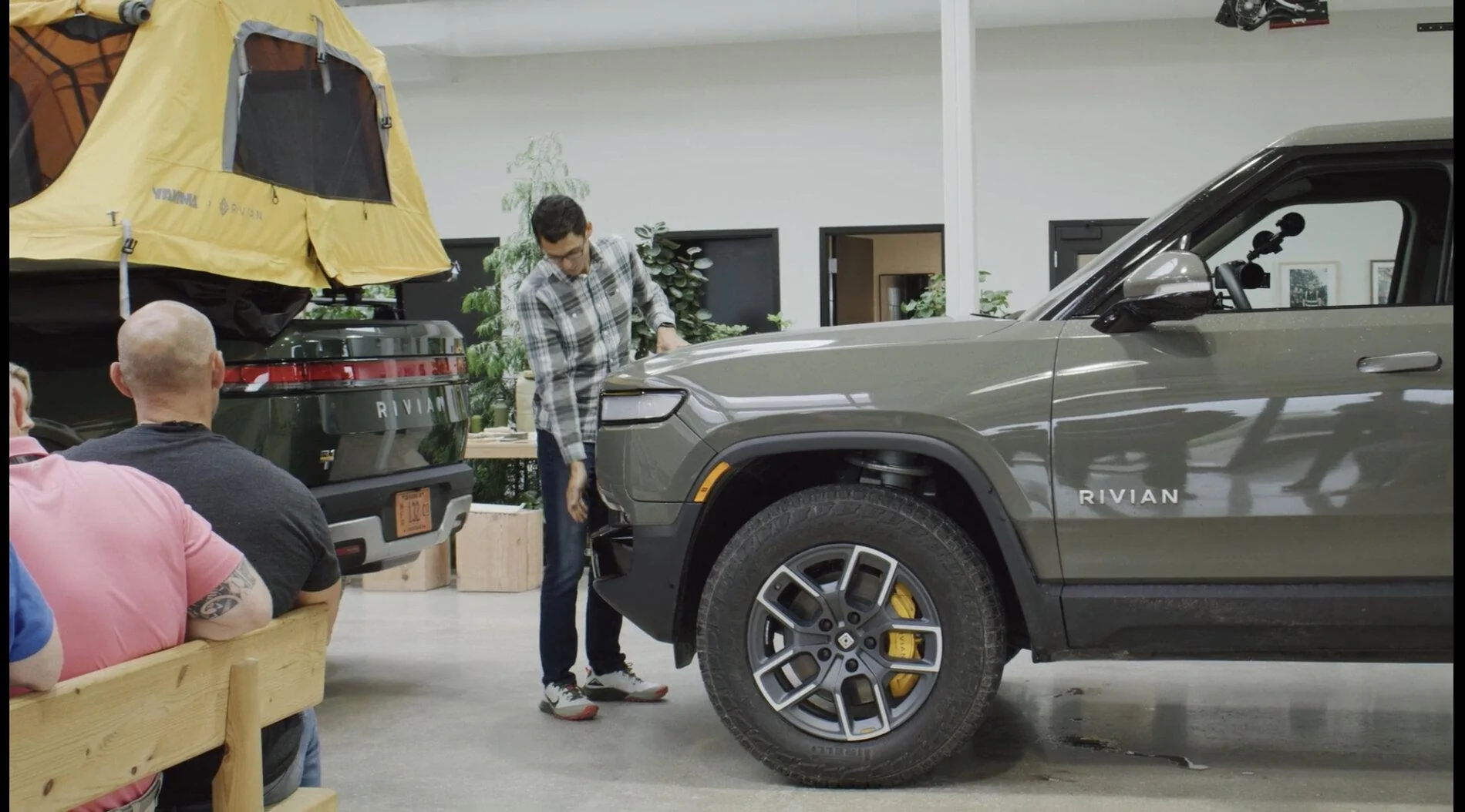 Rivian R1T R1S FOREST GREEN R1T Photos 7B70E4A5-02E9-4EE7-A9F2-D9C2FB32D6C6