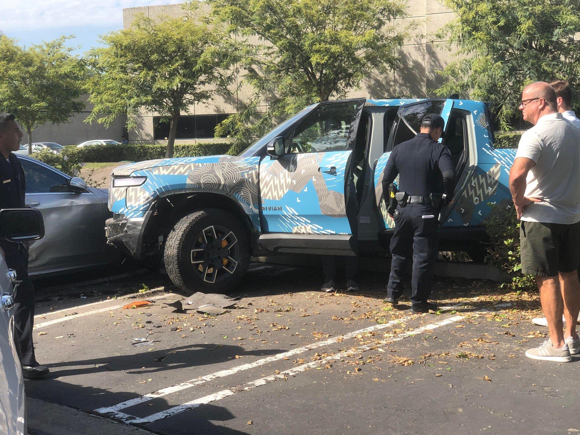 Rivian R1T R1S Rivian R1T first crash ? Rivian R1T Crash Accident 3