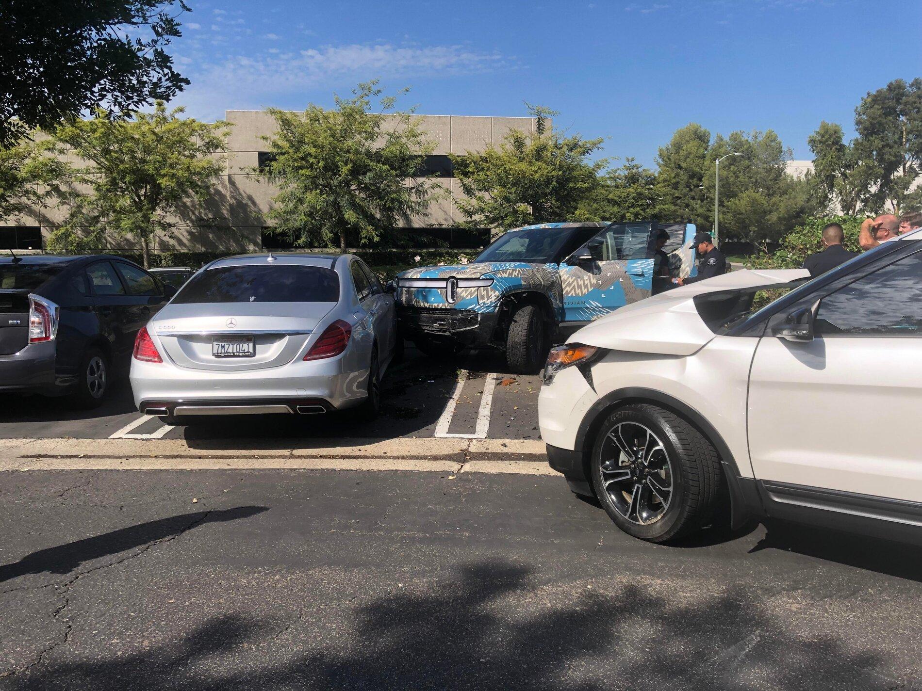 Rivian R1T R1S Rivian R1T first crash ? Rivian R1T Crash Accident 2