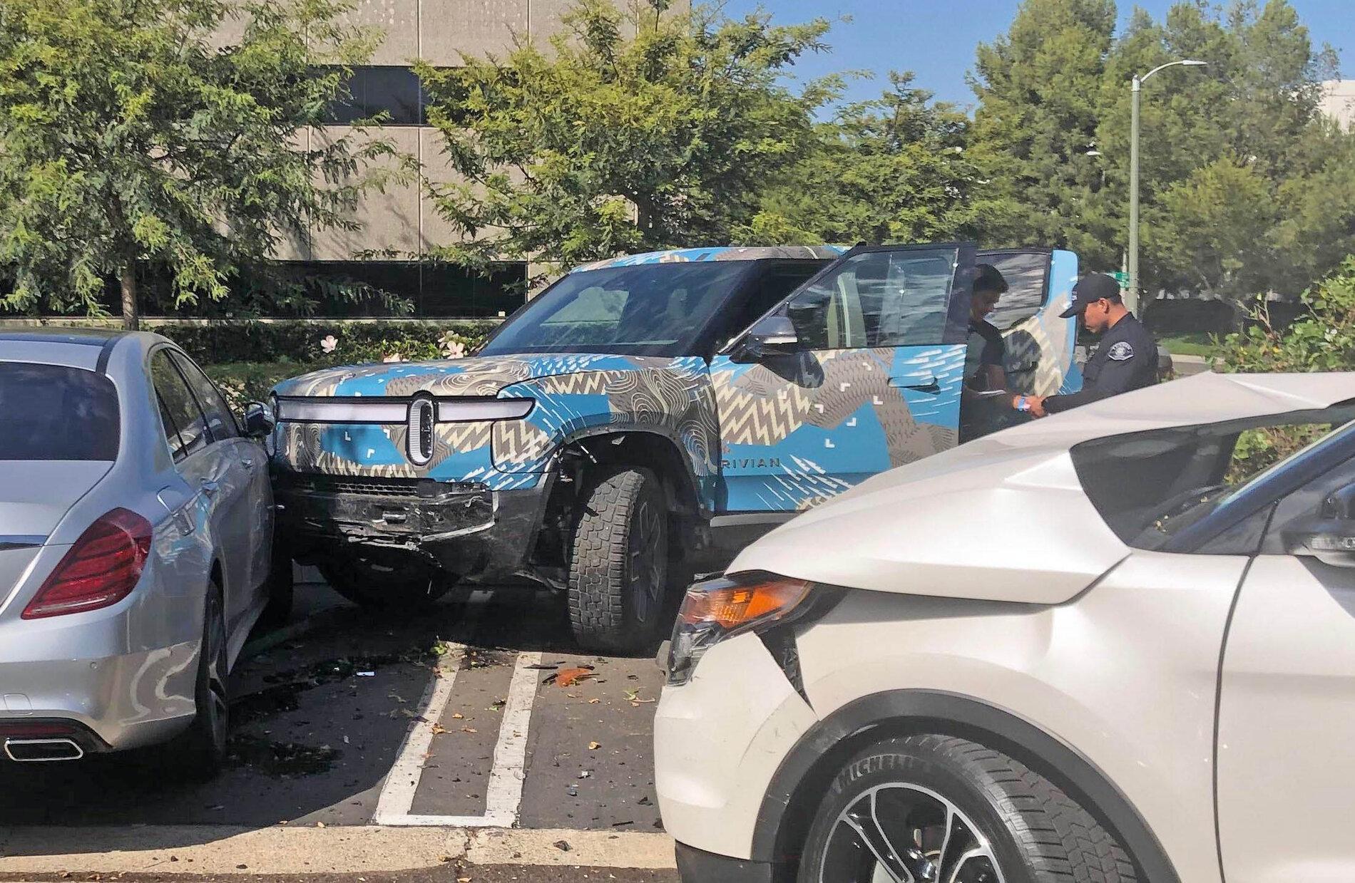 Rivian R1T R1S Rivian R1T first crash ? Rivian R1T Crash Accident 2