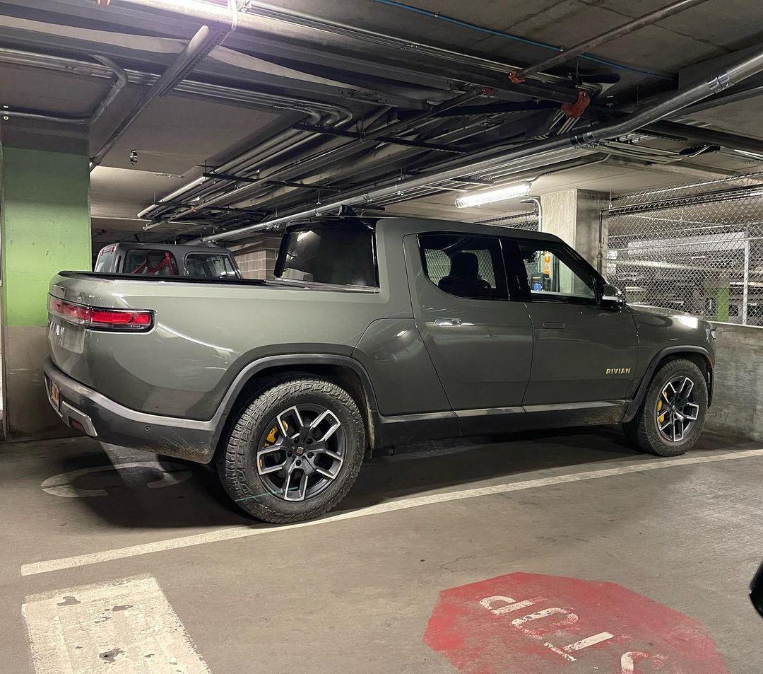 Rivian R1T R1S LAUNCH GREEN R1T Photos Launch Green 2022 Rivian R1T Pickup Truck 2