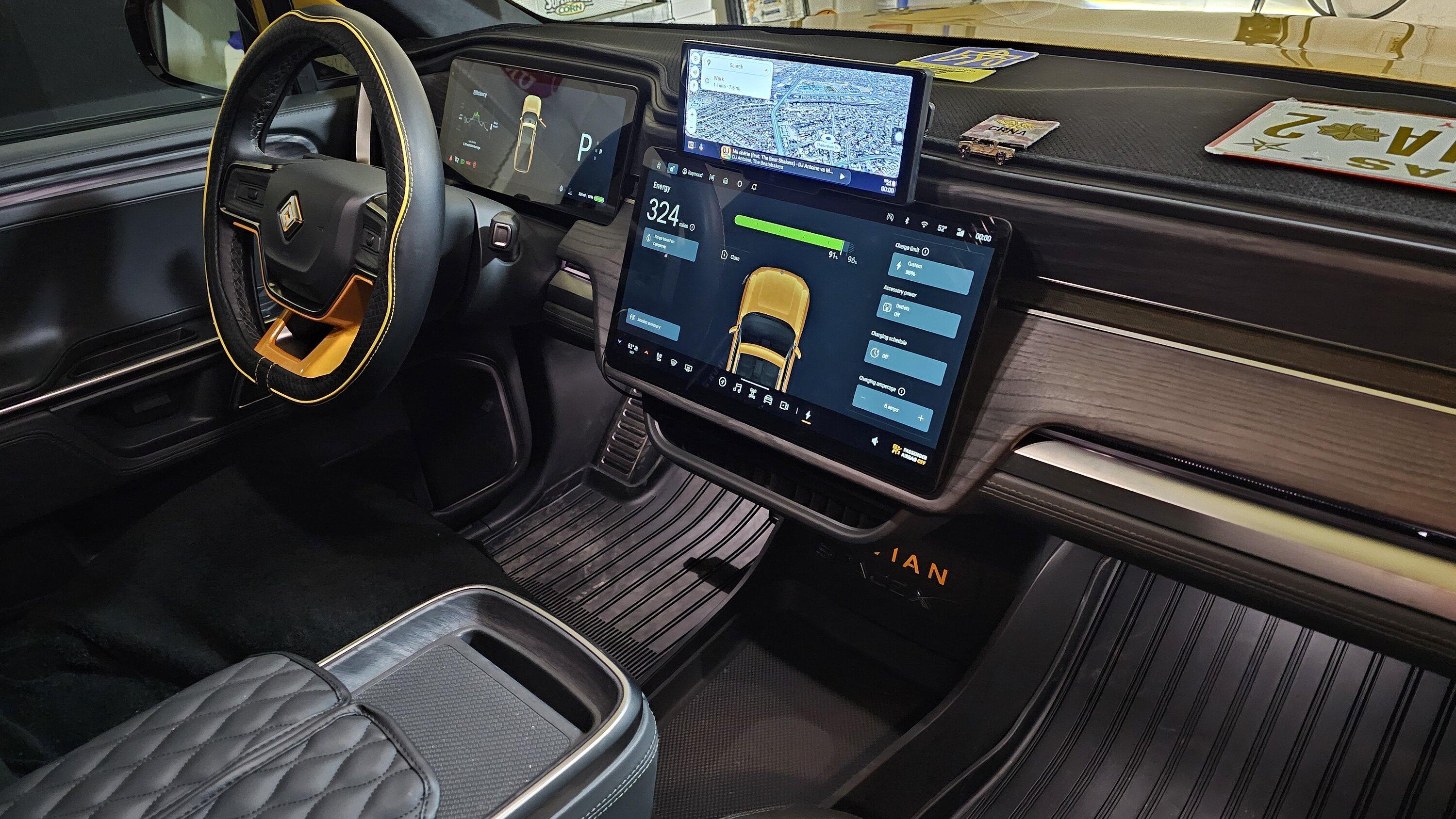 Rivian R1T R1S ? COMPASS YELLOW R1S  Photos 20240115_000044