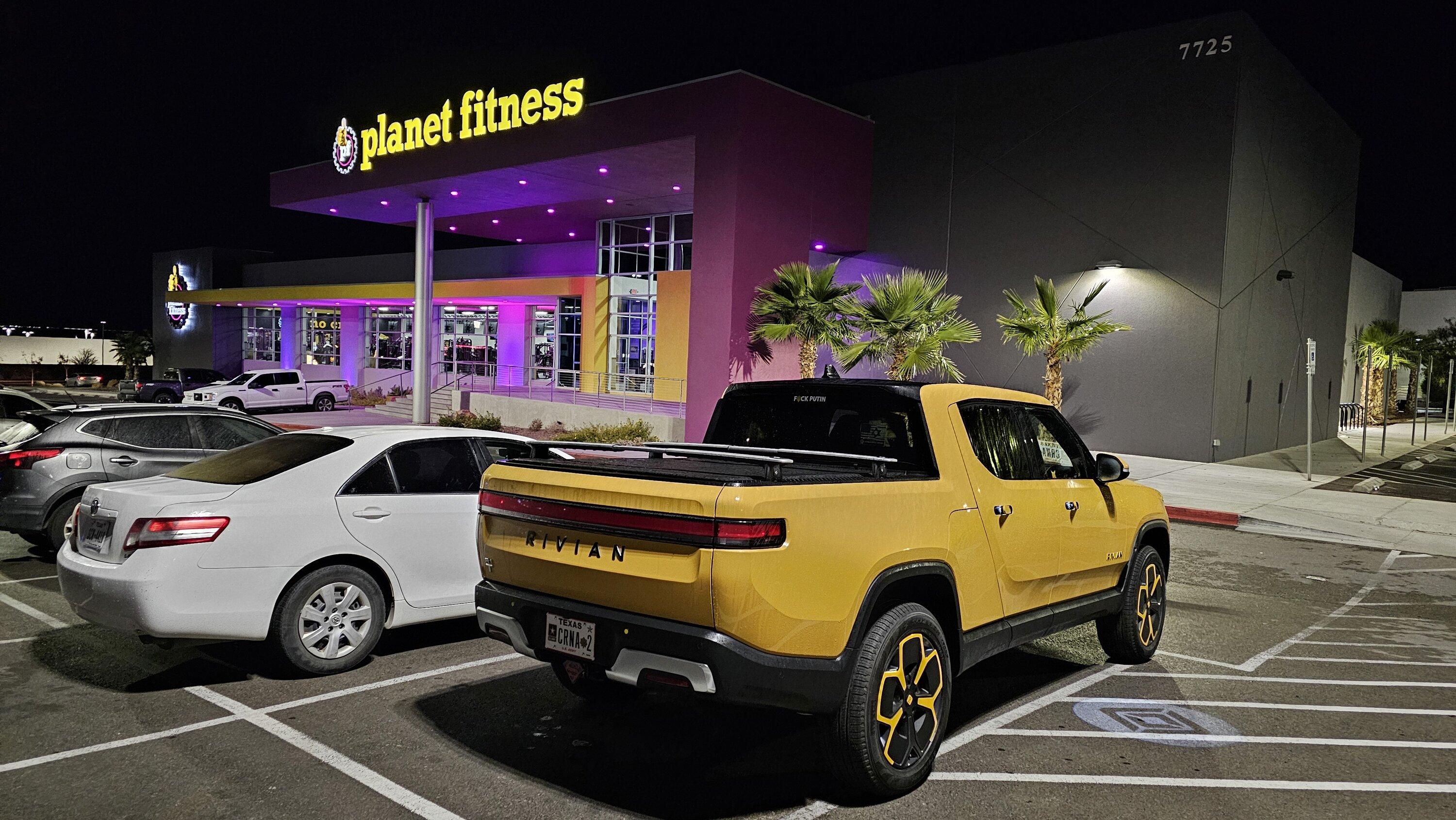 Rivian R1T R1S ? COMPASS YELLOW R1S  Photos 20231202_054114