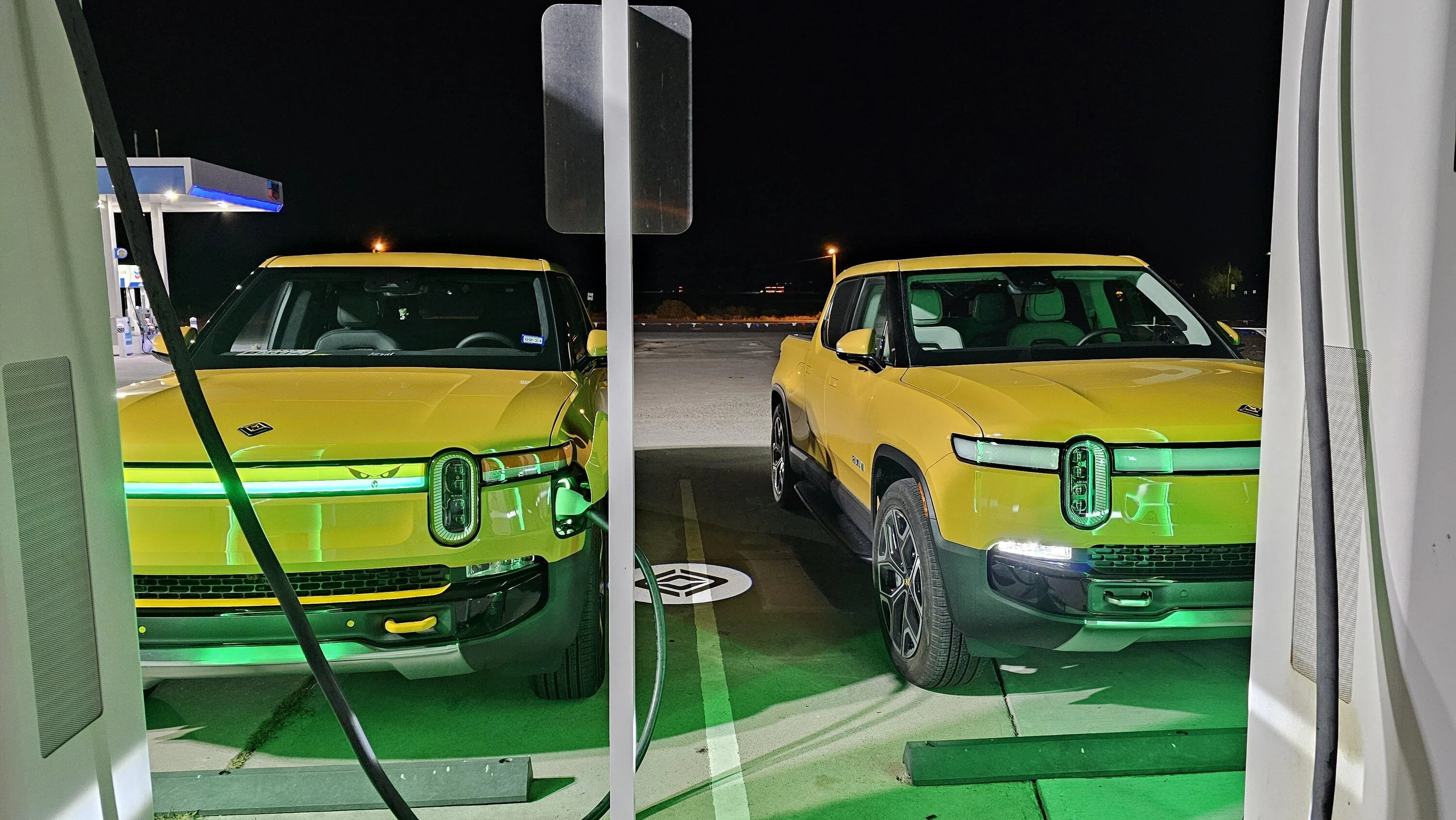 Rivian R1T R1S ? COMPASS YELLOW R1S  Photos 20231130_183336