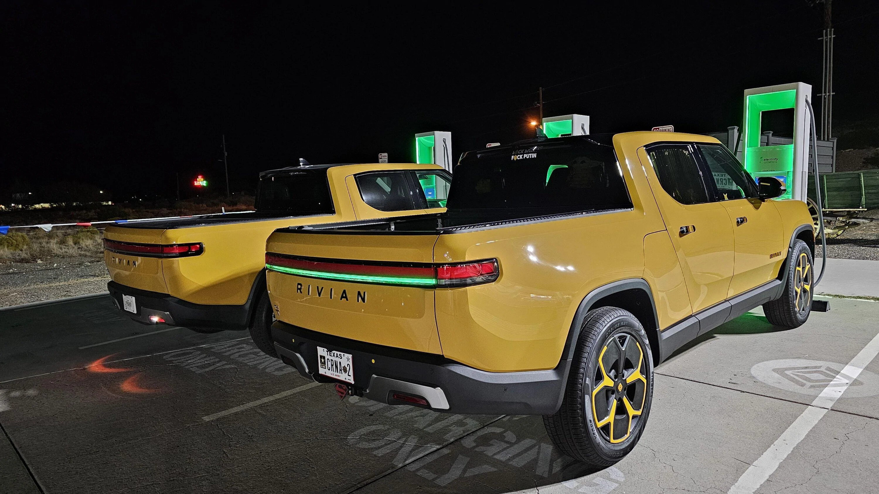 Rivian R1T R1S ? COMPASS YELLOW R1S  Photos 20231130_183450