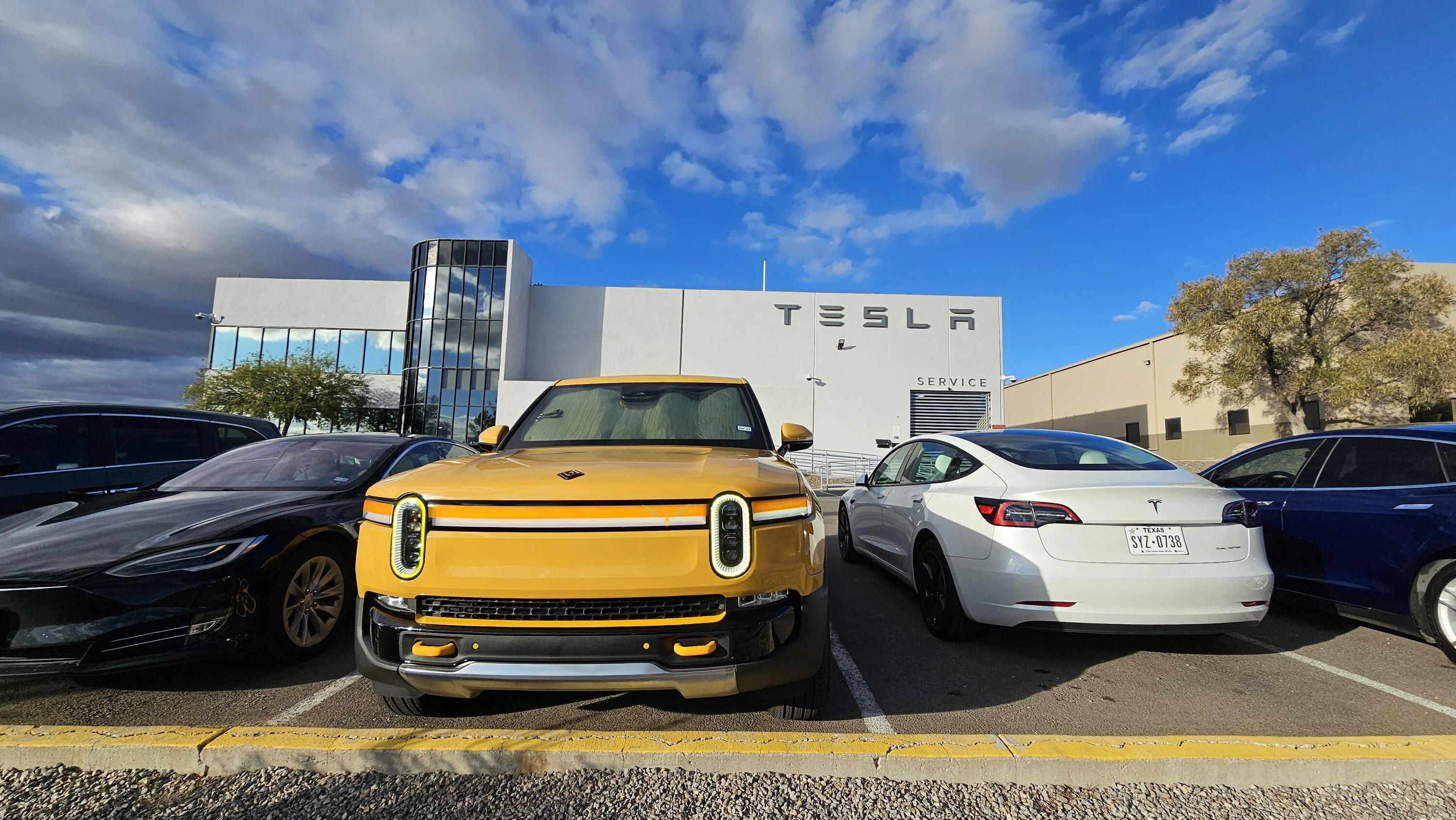Rivian R1T R1S ? COMPASS YELLOW R1S  Photos 20231113_155120