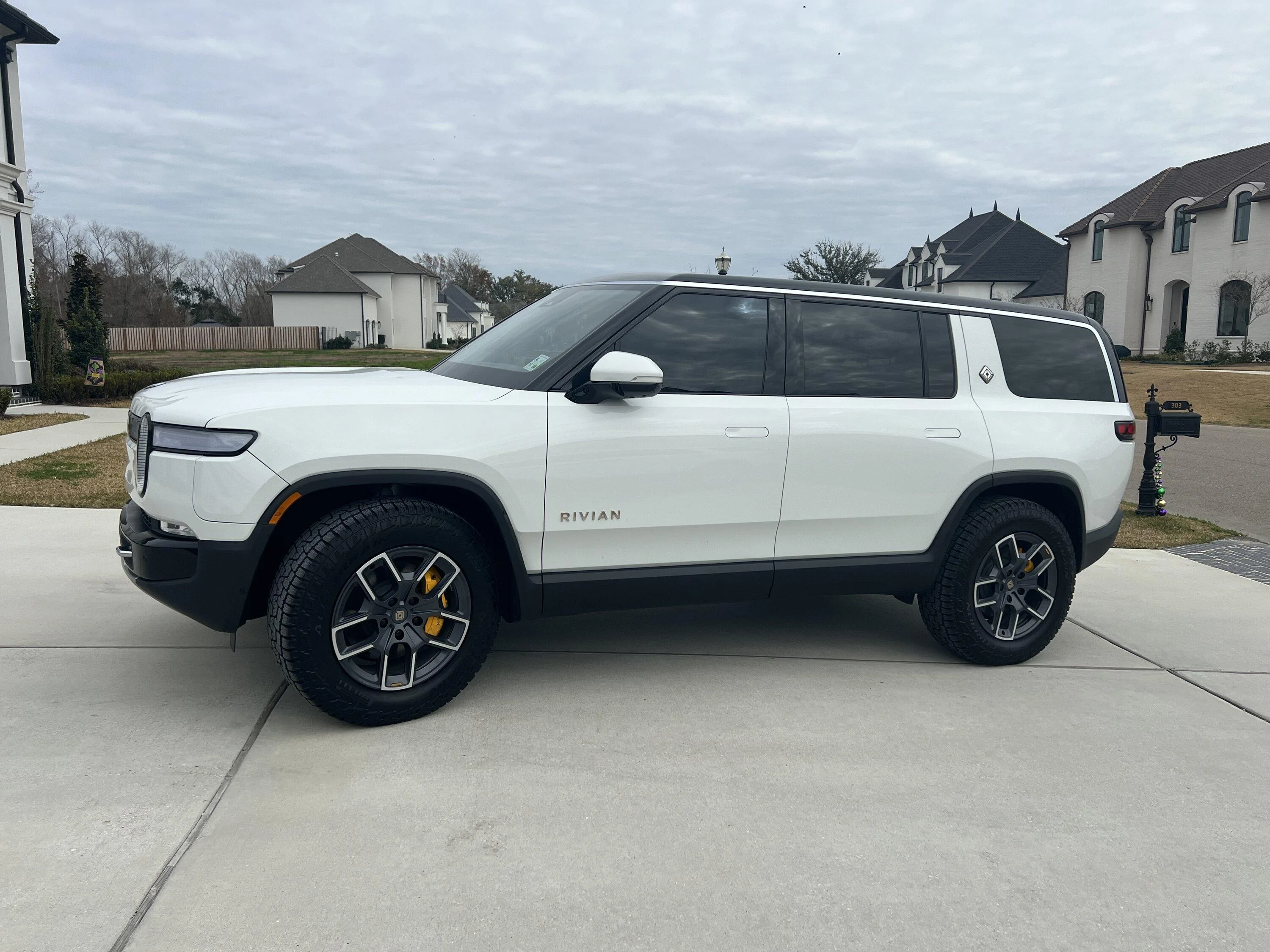 Rivian R1T R1S 2023 R1S $81,900 IMG_3022