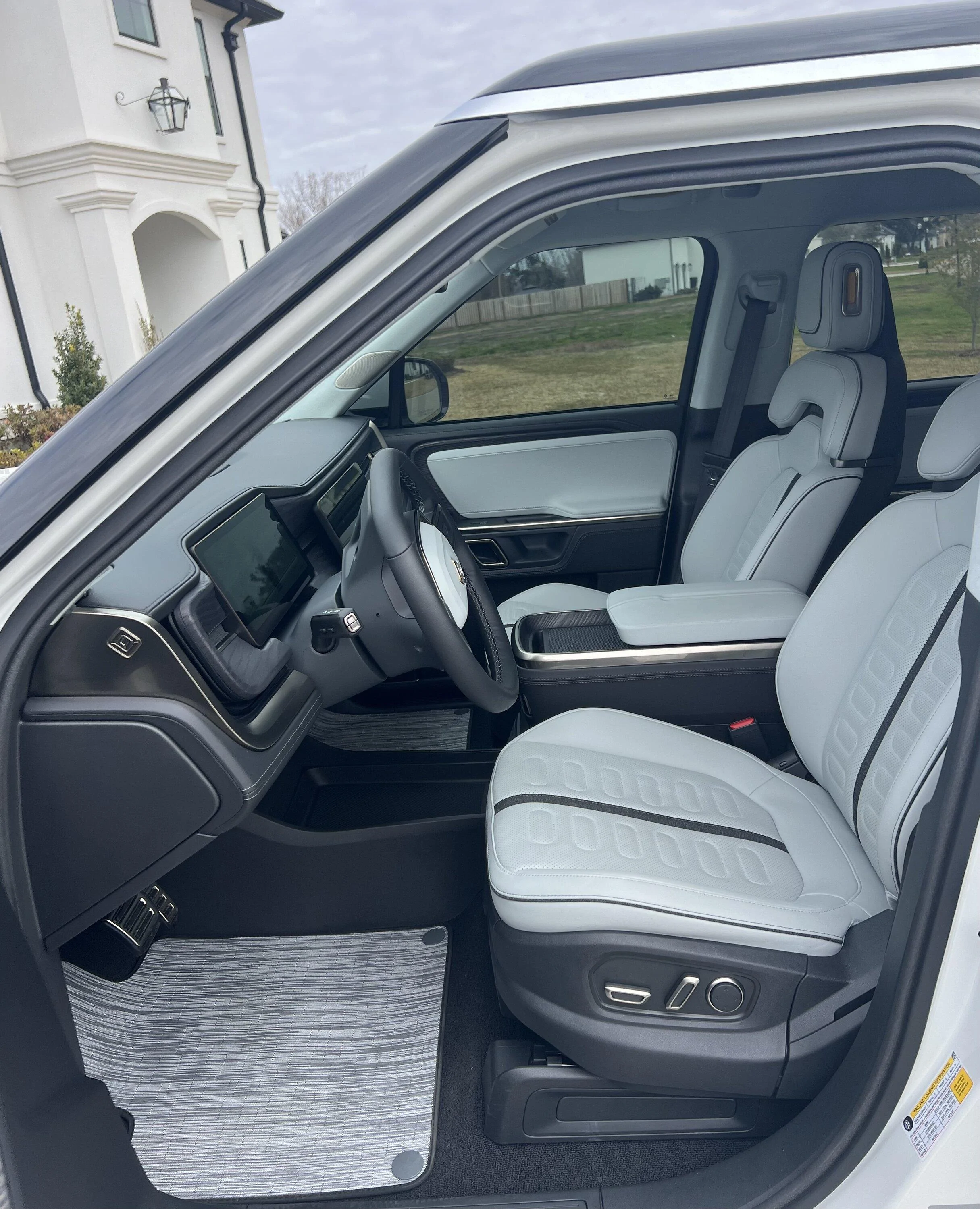 Rivian R1T R1S 2023 R1S $81,900 IMG_3030