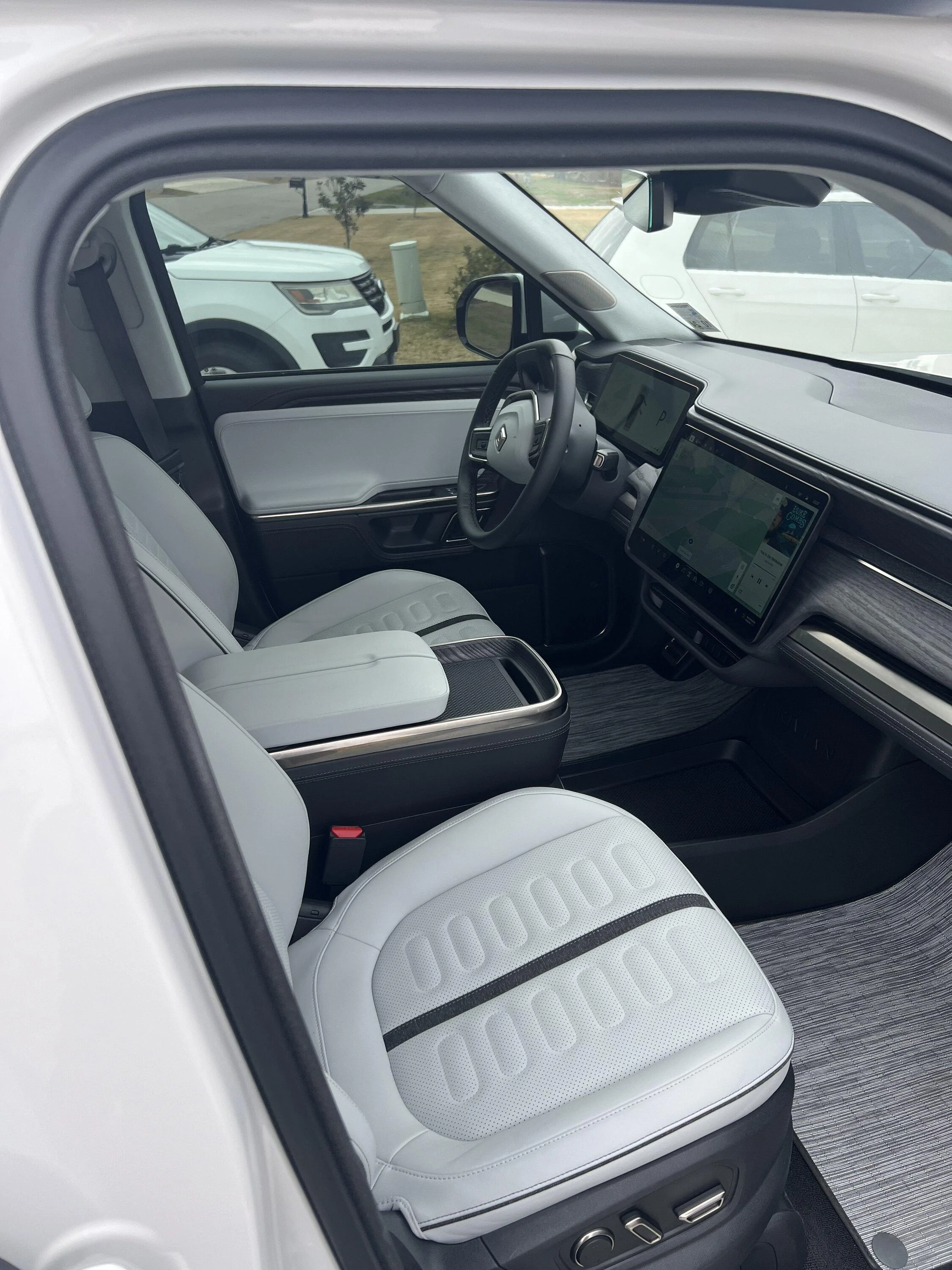 Rivian R1T R1S 2023 R1S $81,900 IMG_3028