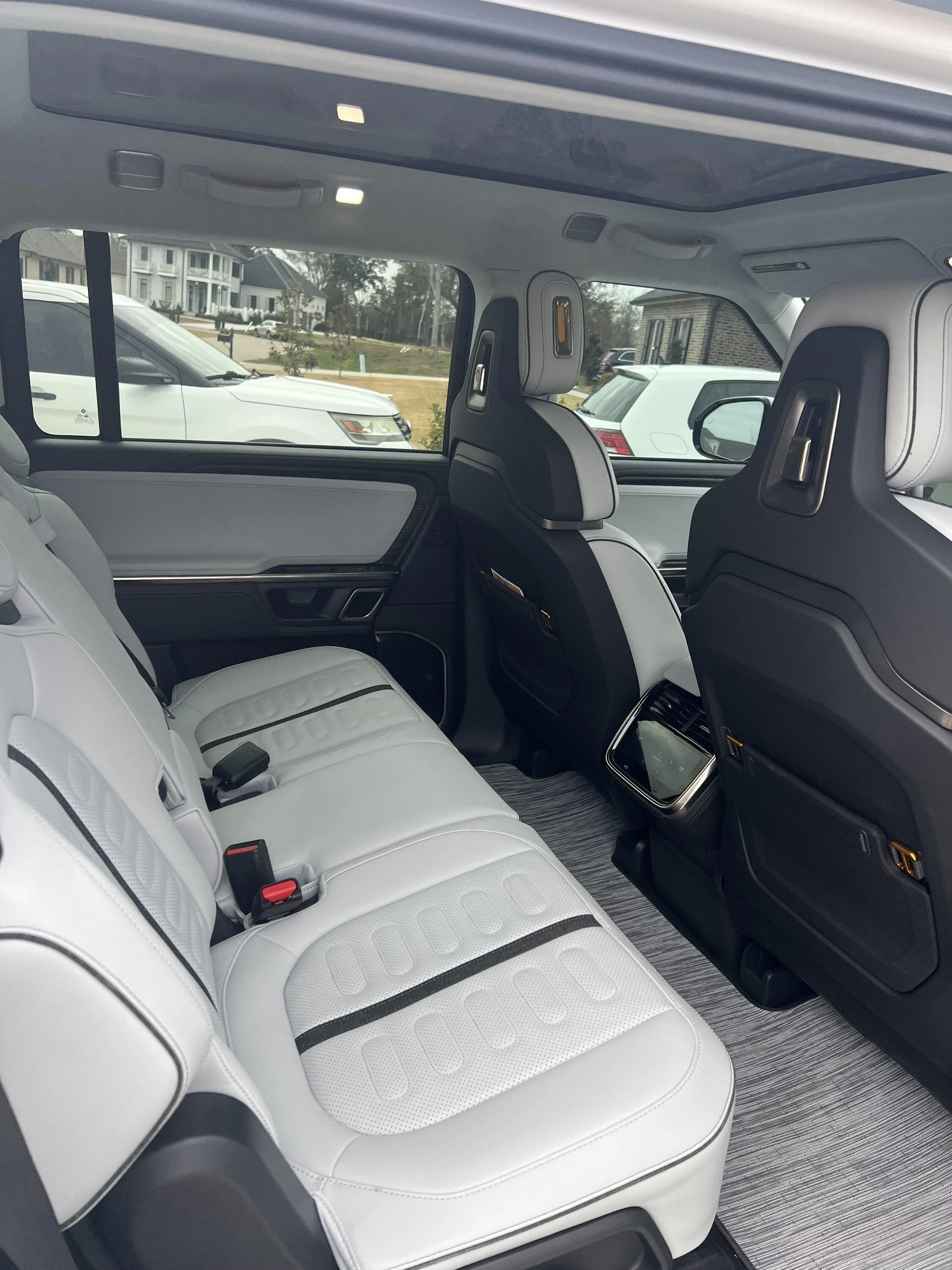 Rivian R1T R1S 2023 R1S $81,900 IMG_3027