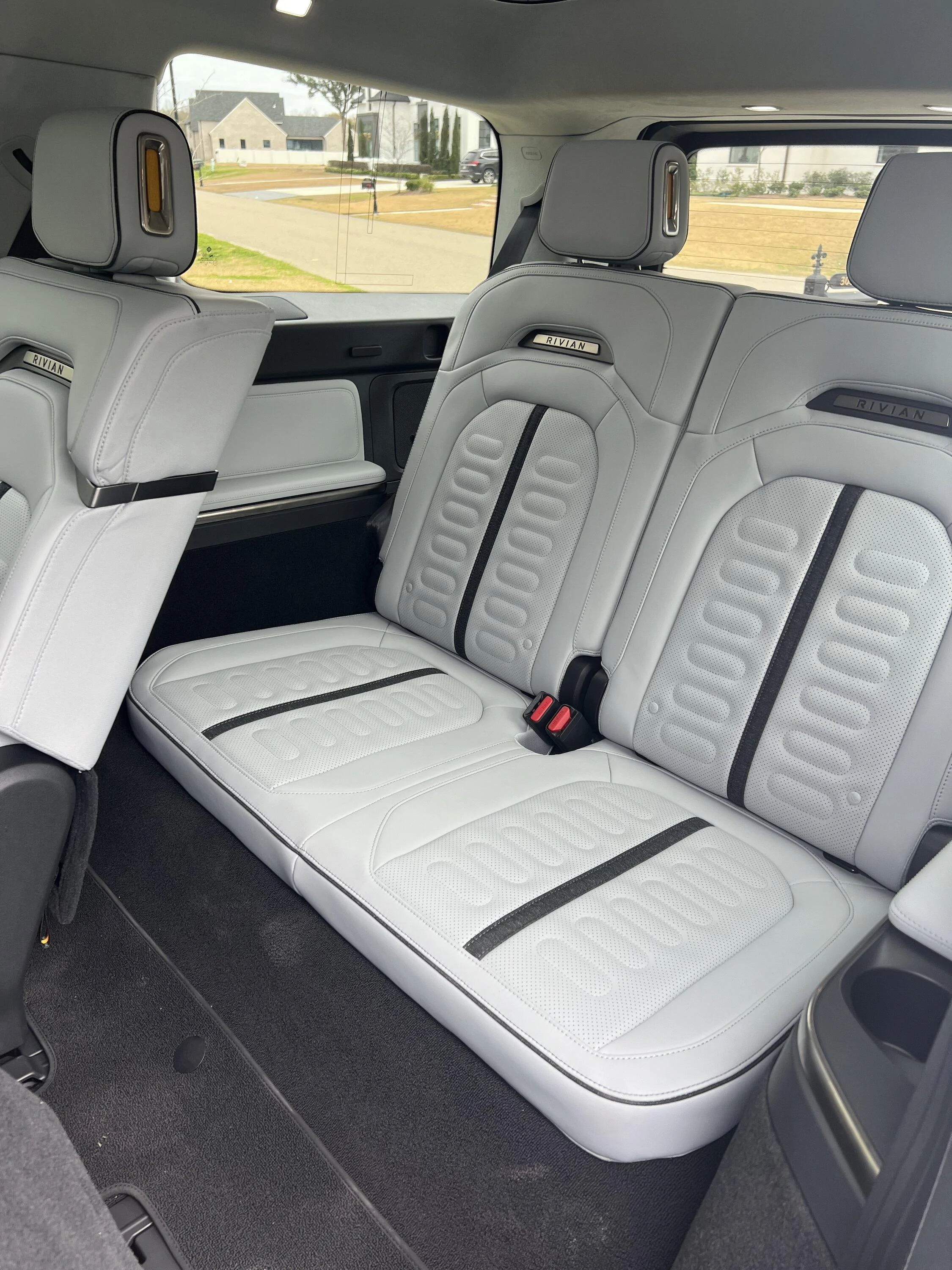Rivian R1T R1S 2023 R1S $81,900 IMG_3035