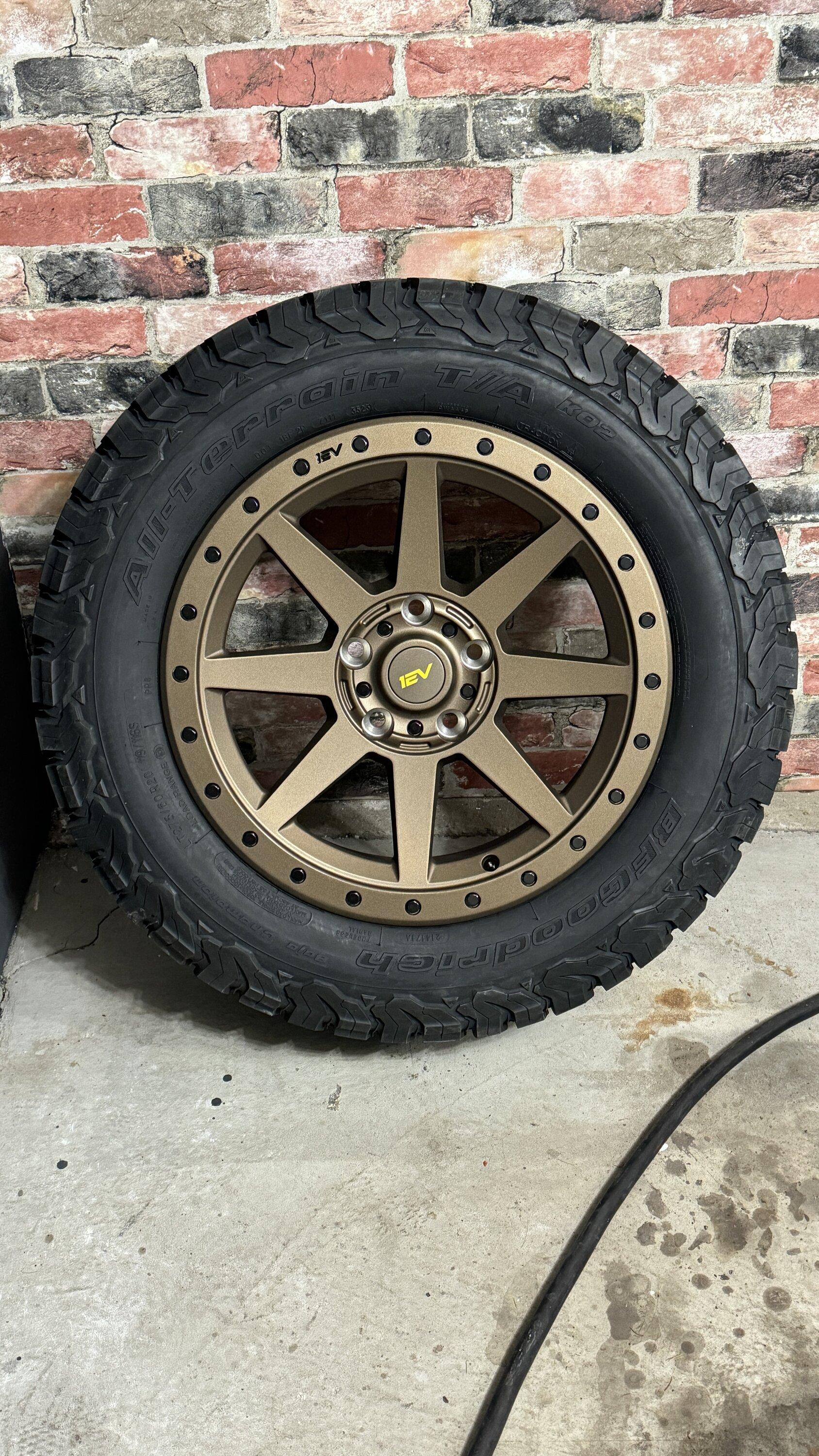 Rivian R1T R1S Switched from 22" Darks to 20" EV1 R800 Wheels (bronze) + KO2 275/60 Tires IMG_0456