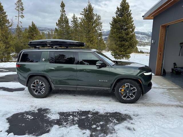 Rivian R1T R1S Yakima SkyBox LoPro 15 Cargo Box fits on R1S cross bars IMG_3737