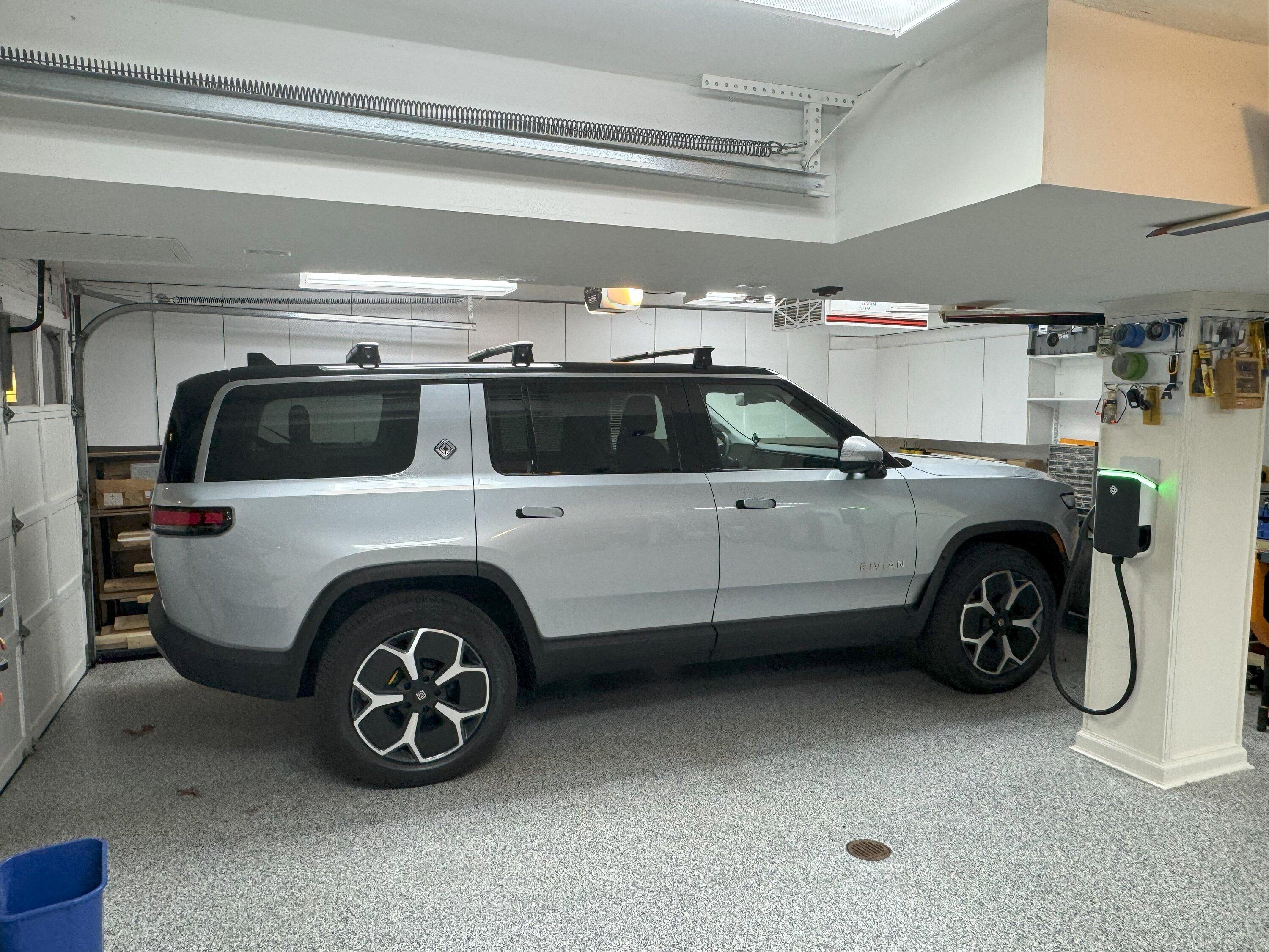 Rivian R1T R1S R1S: Three Cargo Crossbars on one Key tutorial : 2023-11-24 009