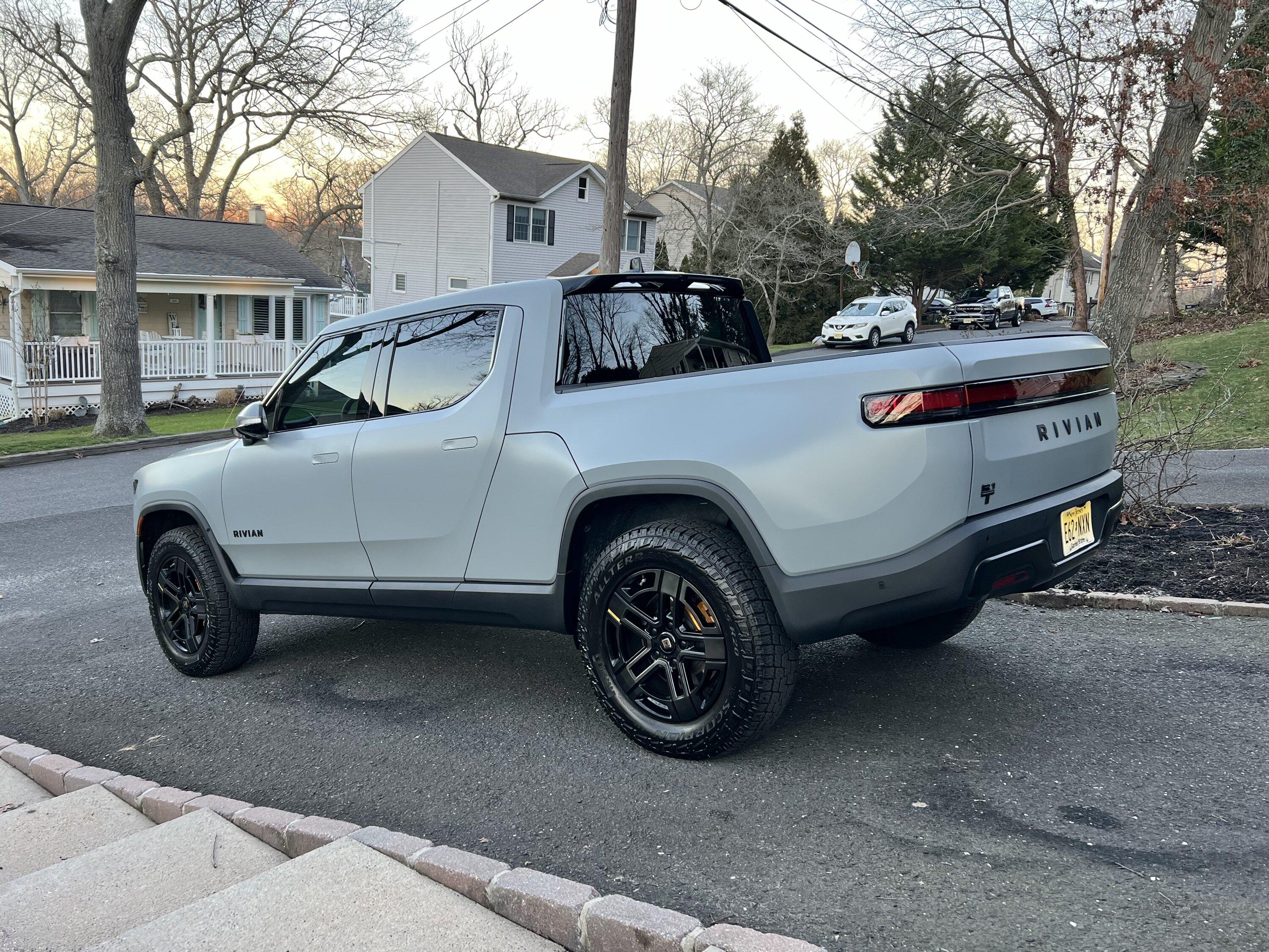 Rivian R1T R1S 2023 R1T Quad - Limestone "Stealth" - OC + Dark Ash Interior IMG_4574