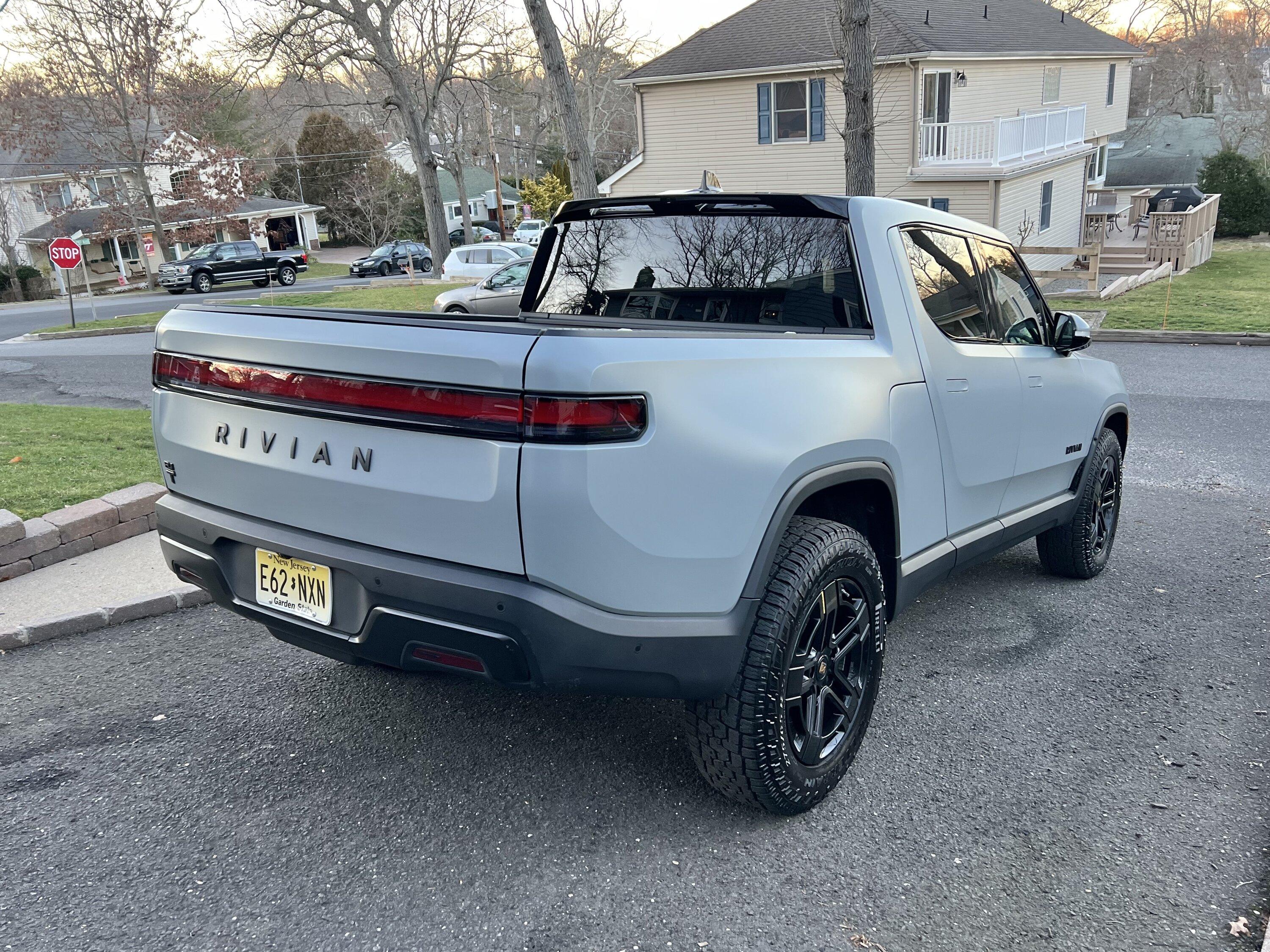 Rivian R1T R1S 2023 R1T Quad - Limestone "Stealth" - OC + Dark Ash Interior IMG_4577