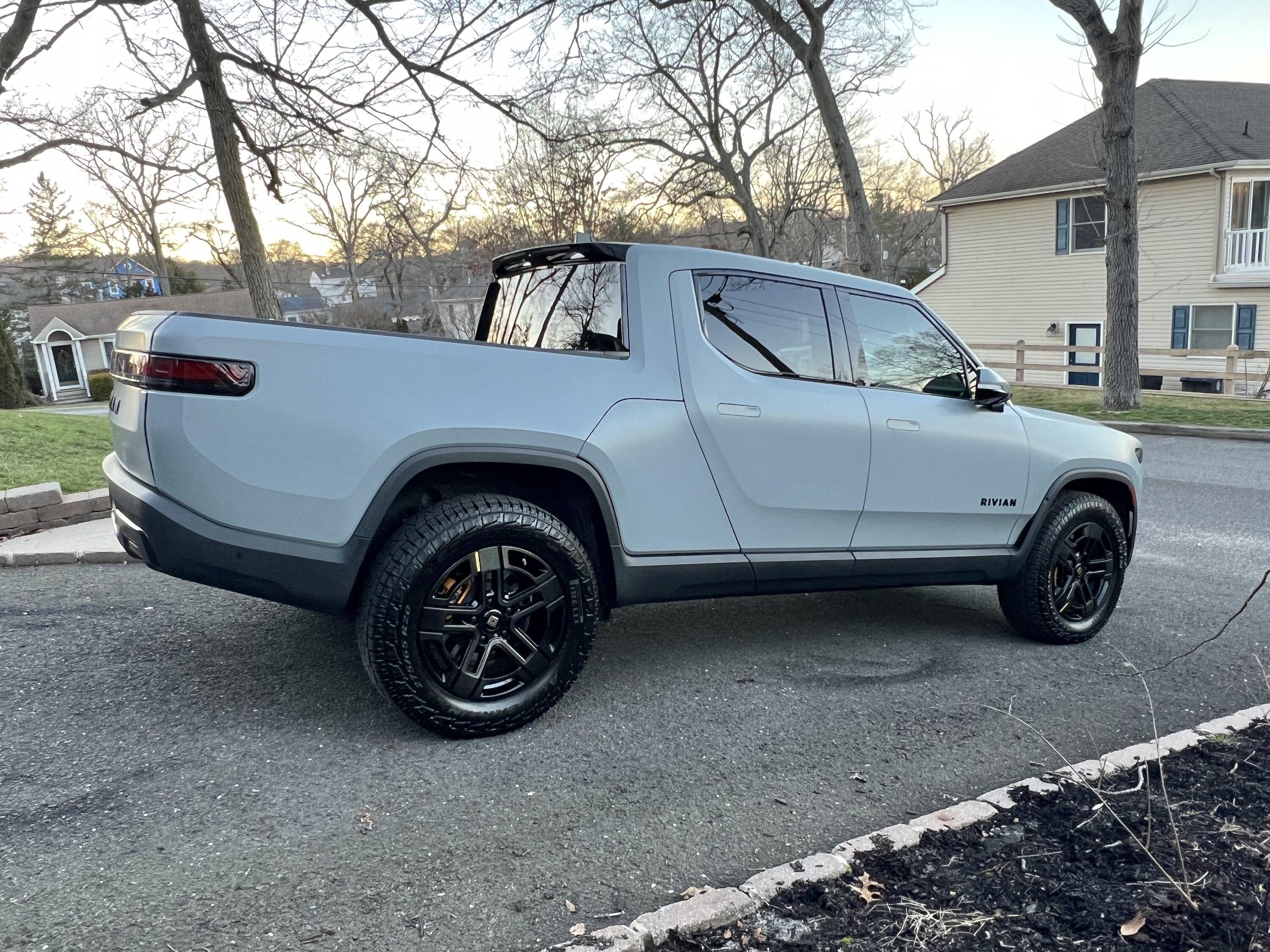 Rivian R1T R1S 2023 R1T Quad - Limestone "Stealth" - OC + Dark Ash Interior IMG_4578