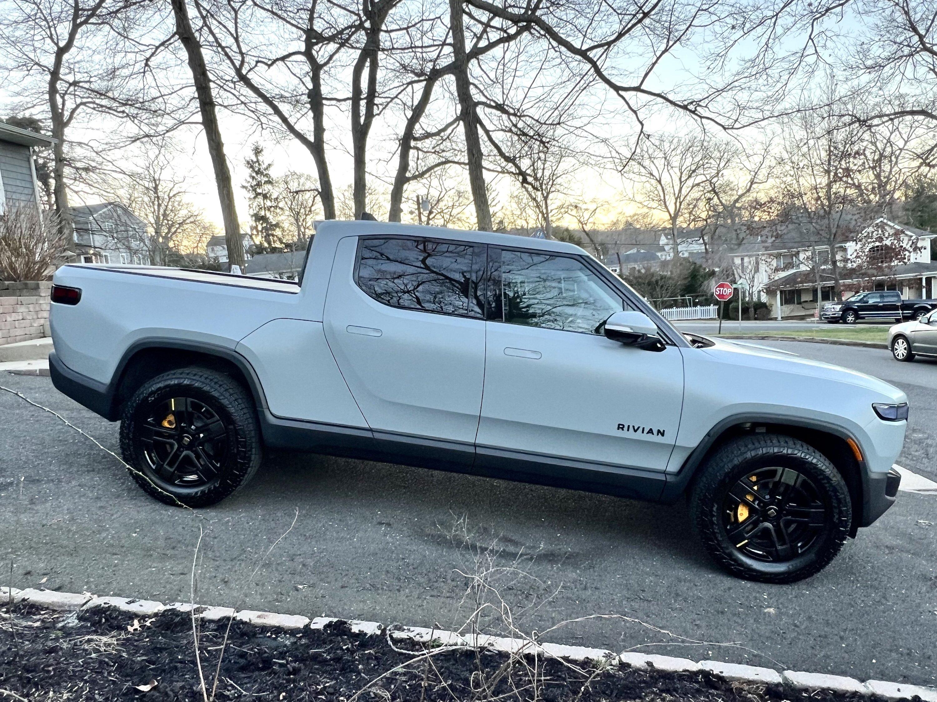 Rivian R1T R1S 2023 R1T Quad - Limestone "Stealth" - OC + Dark Ash Interior IMG_4579