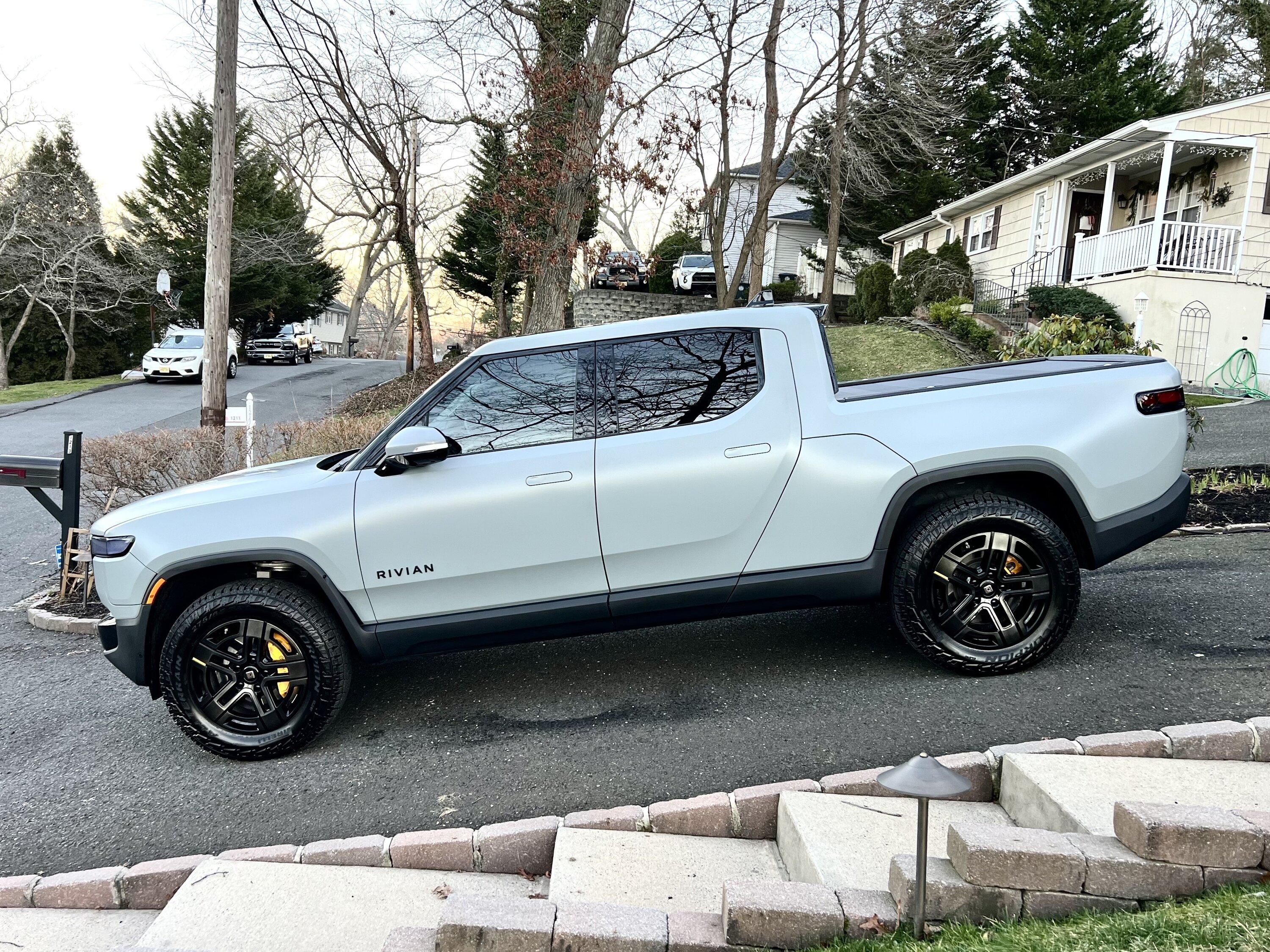 Rivian R1T R1S 2023 R1T Quad - Limestone "Stealth" - OC + Dark Ash Interior IMG_4585