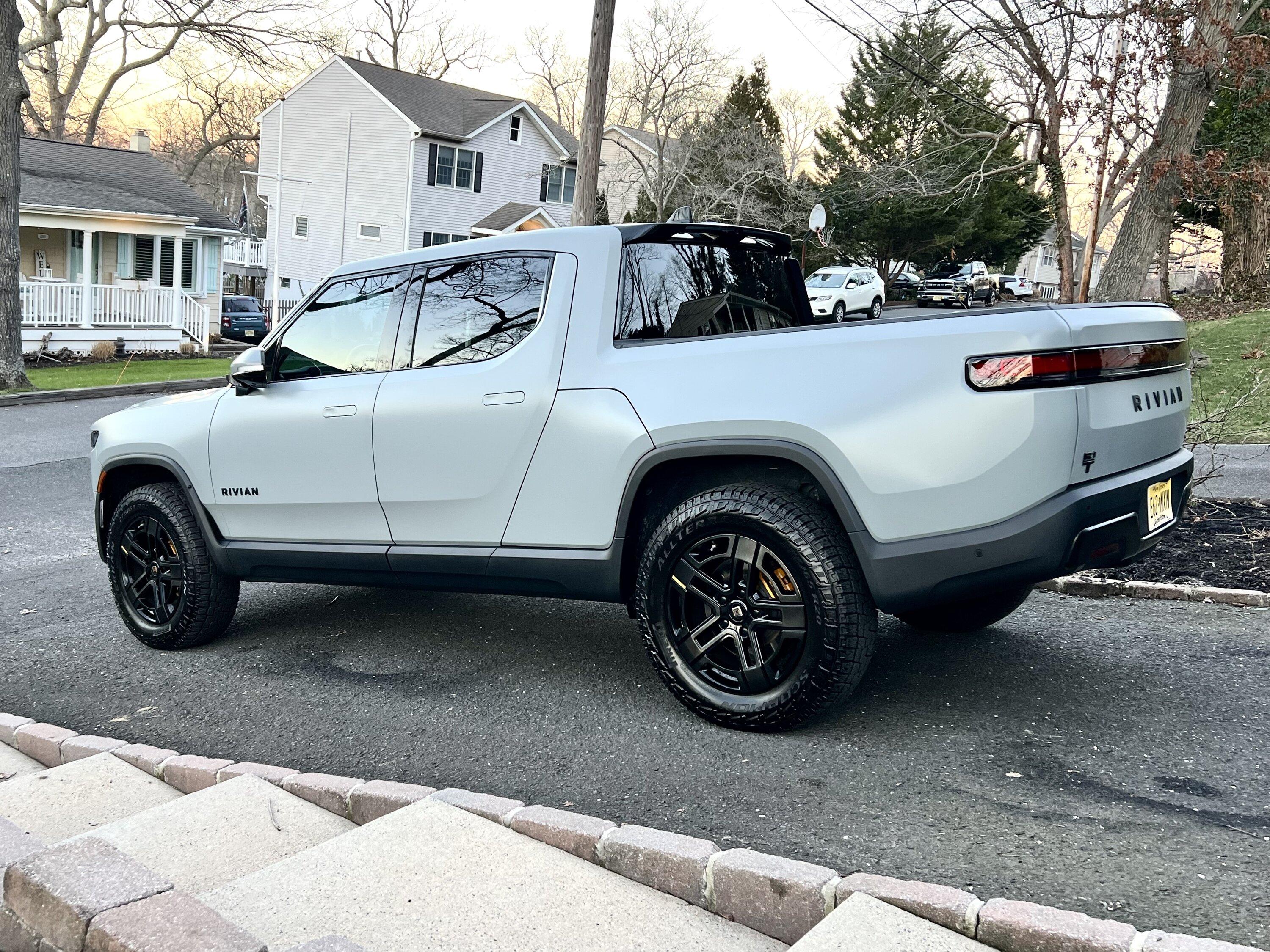 Rivian R1T R1S 2023 R1T Quad - Limestone "Stealth" - OC + Dark Ash Interior IMG_4586