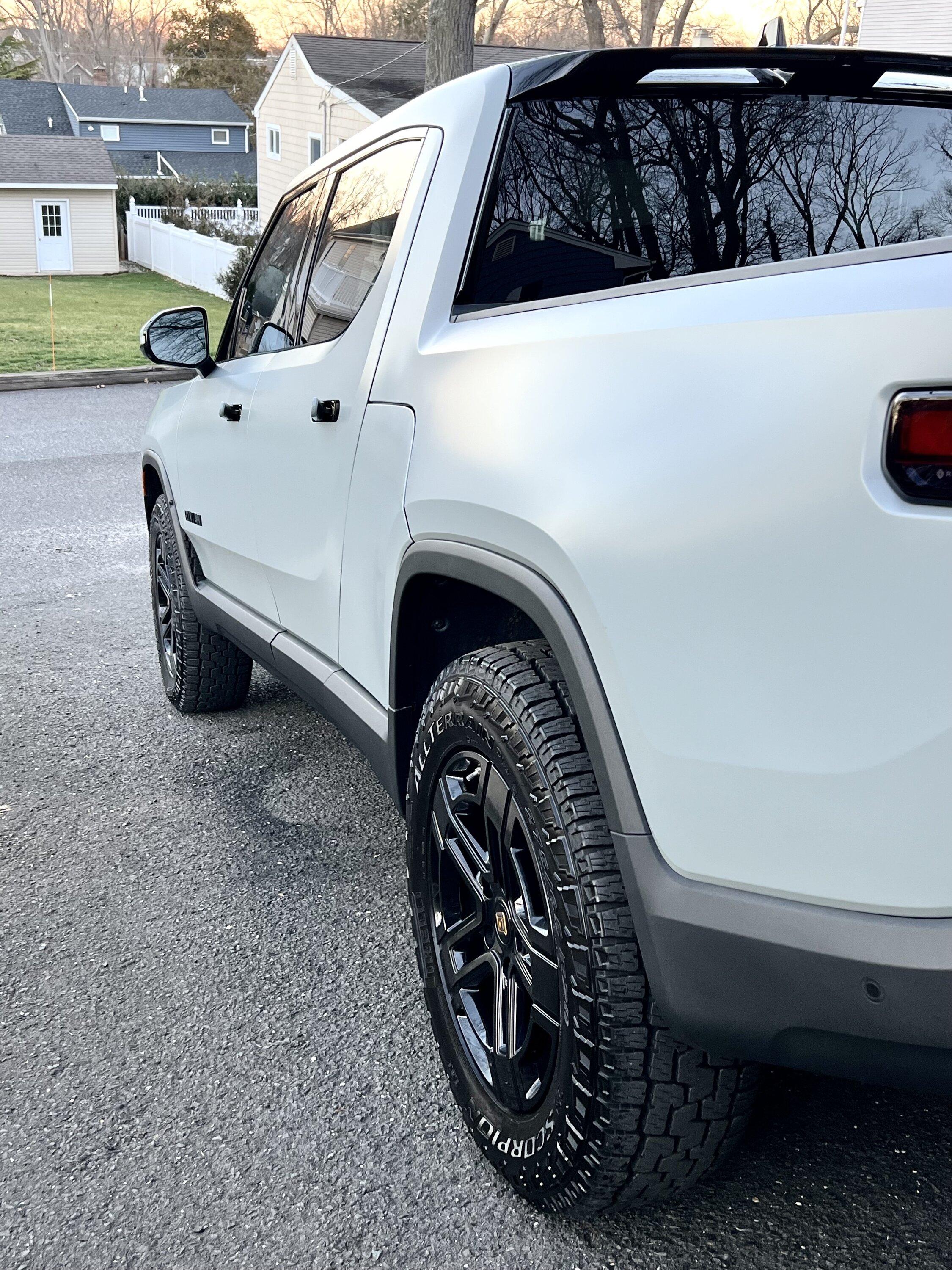 Rivian R1T R1S 2023 R1T Quad - Limestone "Stealth" - OC + Dark Ash Interior IMG_4587