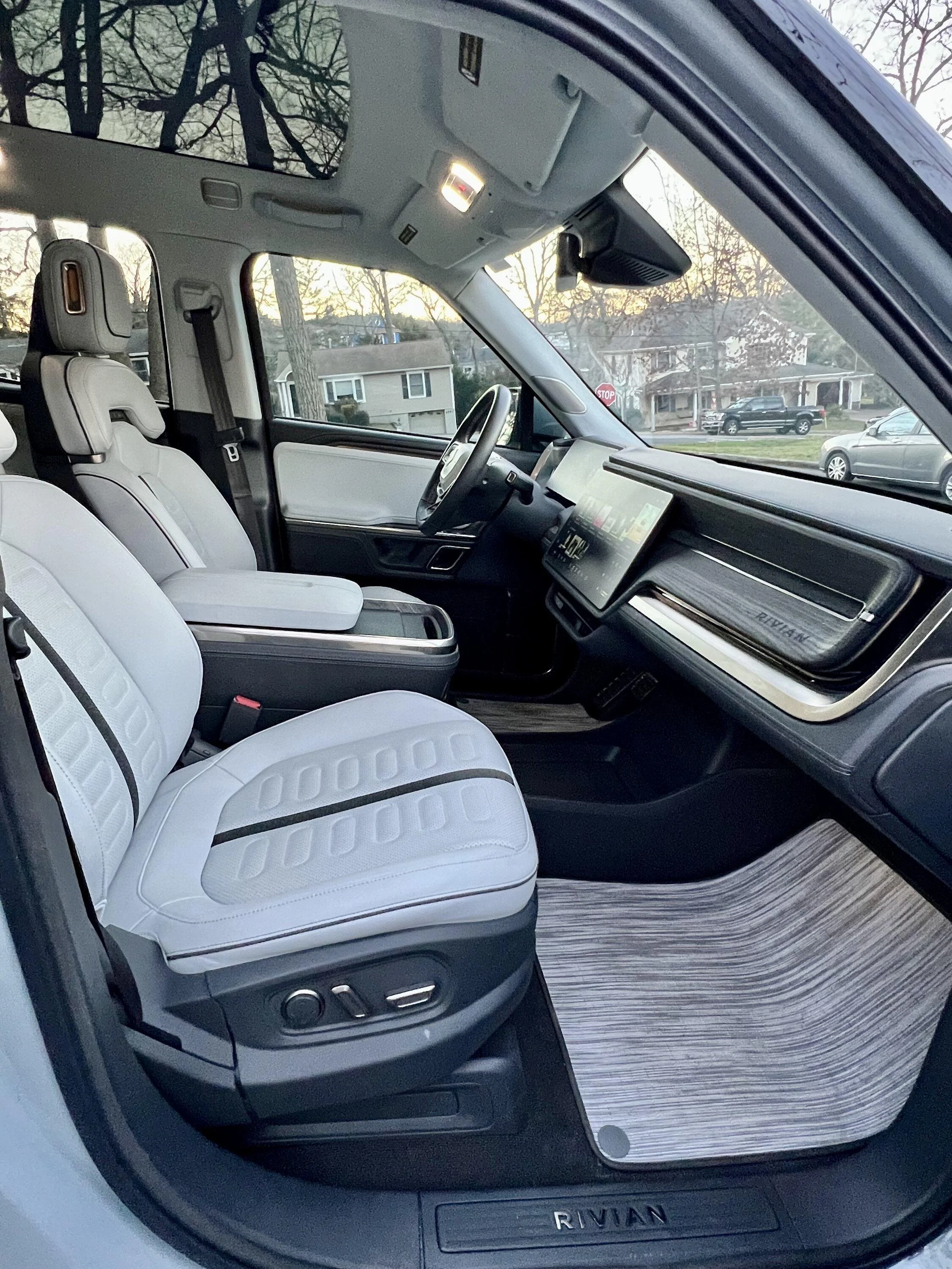 Rivian R1T R1S 2023 R1T Quad - Limestone "Stealth" - OC + Dark Ash Interior IMG_4600