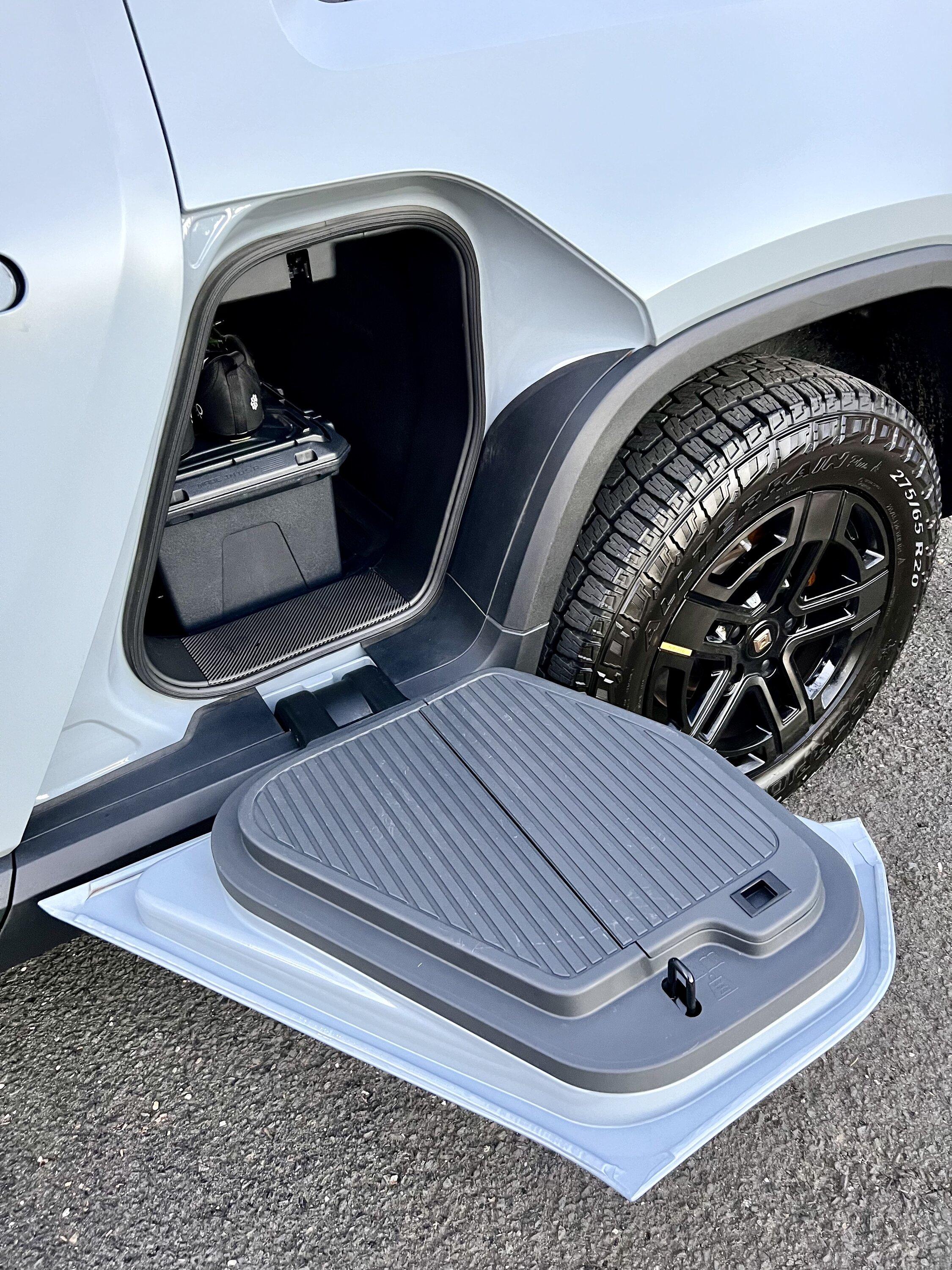 Rivian R1T R1S 2023 R1T Quad - Limestone "Stealth" - OC + Dark Ash Interior IMG_4613