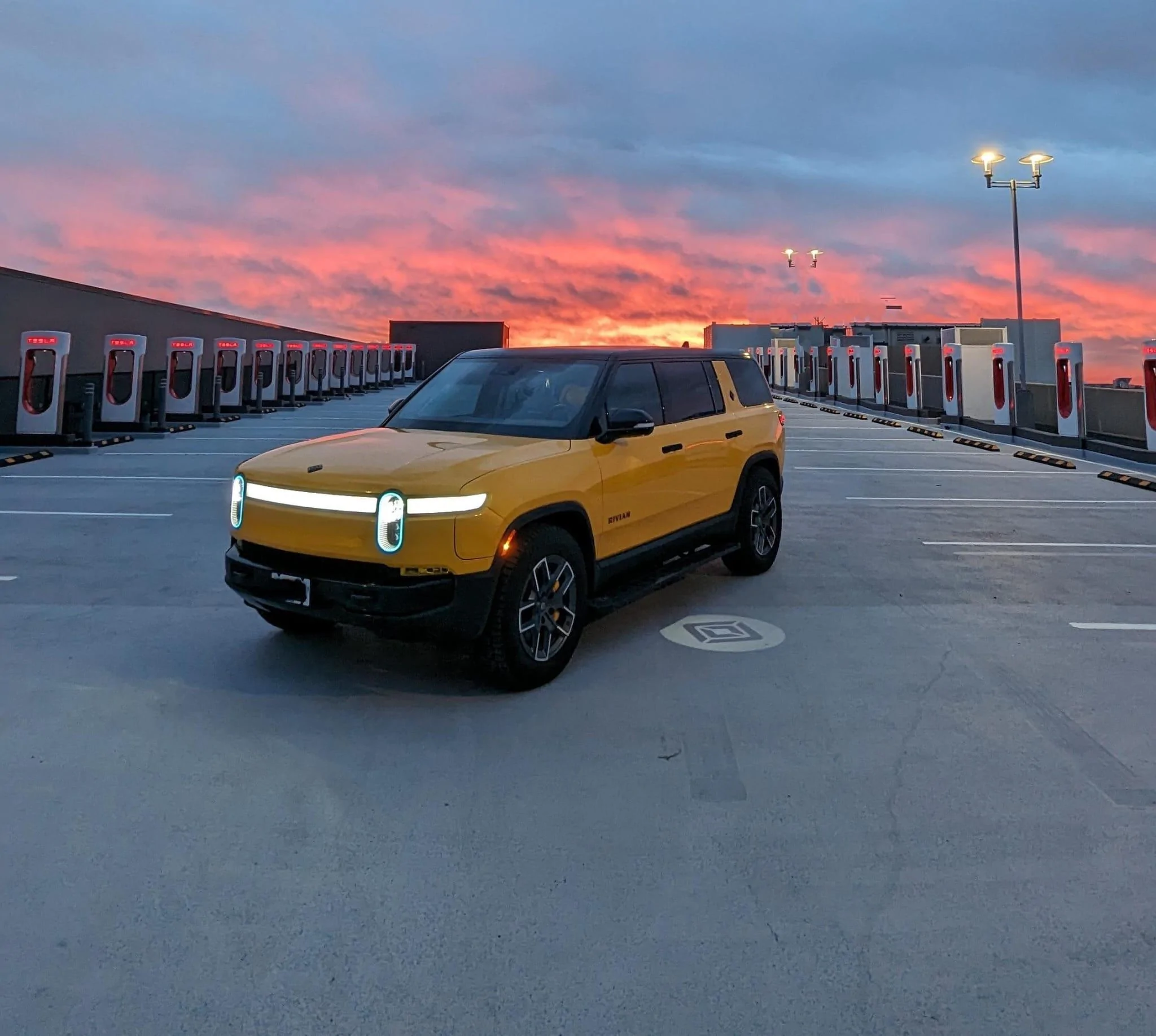 Rivian R1T R1S ? COMPASS YELLOW R1S  Photos WhatsApp 圖片儲存時間2023-11-27，18.02.31_f31bc7a2