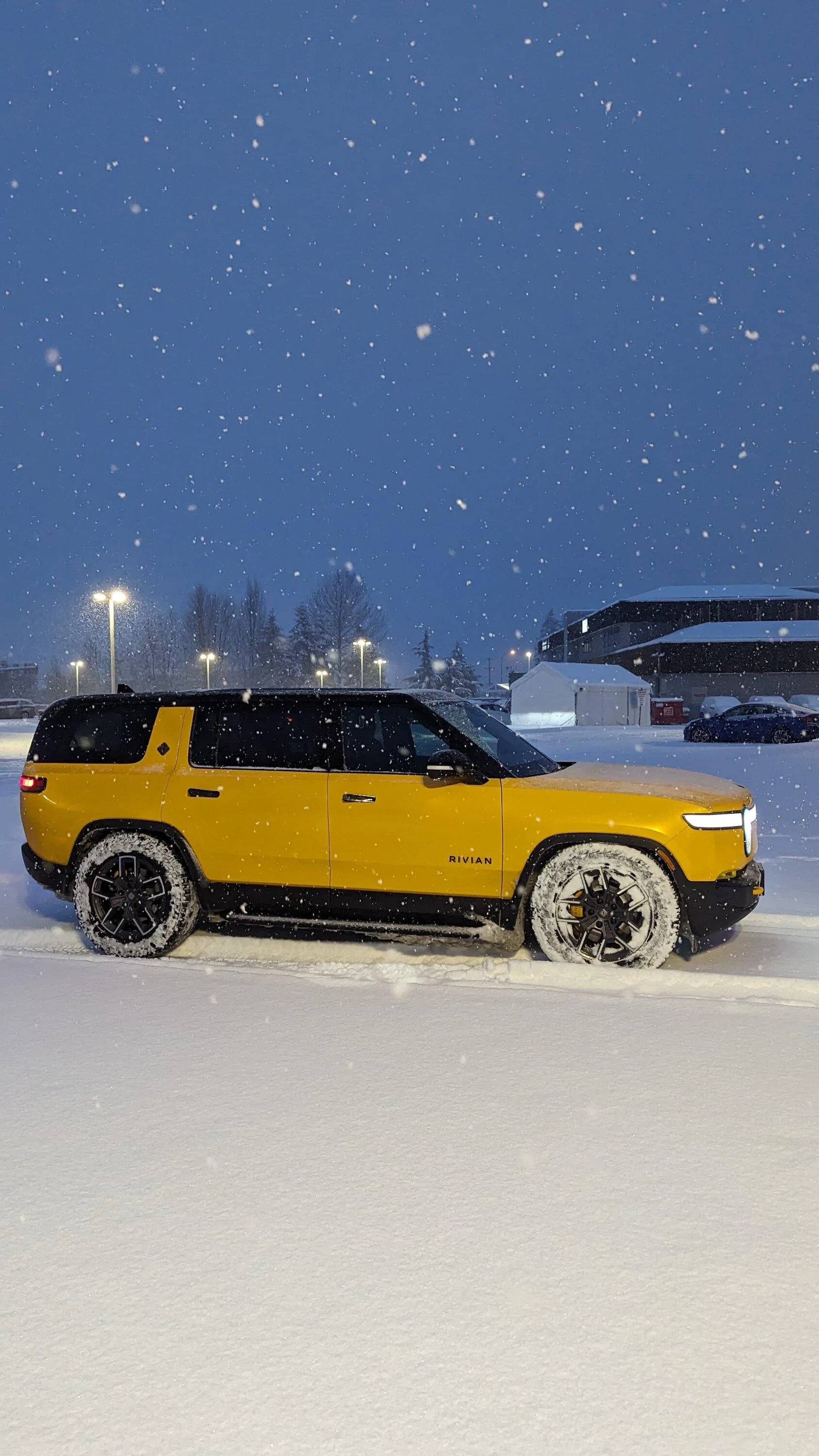 Rivian R1T R1S ? COMPASS YELLOW R1S  Photos WhatsApp 圖片儲存時間2024-02-05，21.48.15_820c6e6c