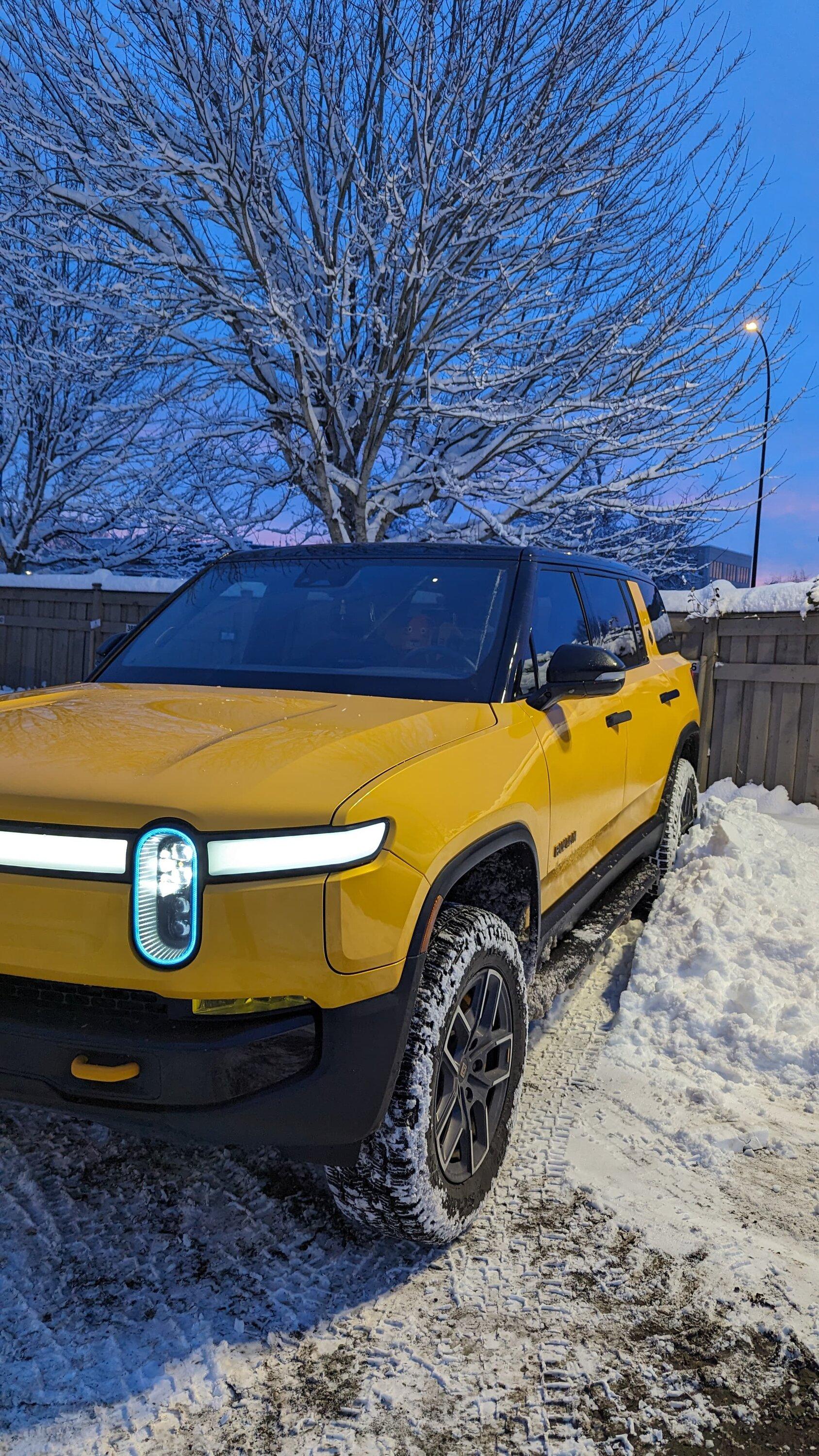 Rivian R1T R1S ? COMPASS YELLOW R1S  Photos WhatsApp 圖片儲存時間2024-02-05，21.48.15_a1f34b97