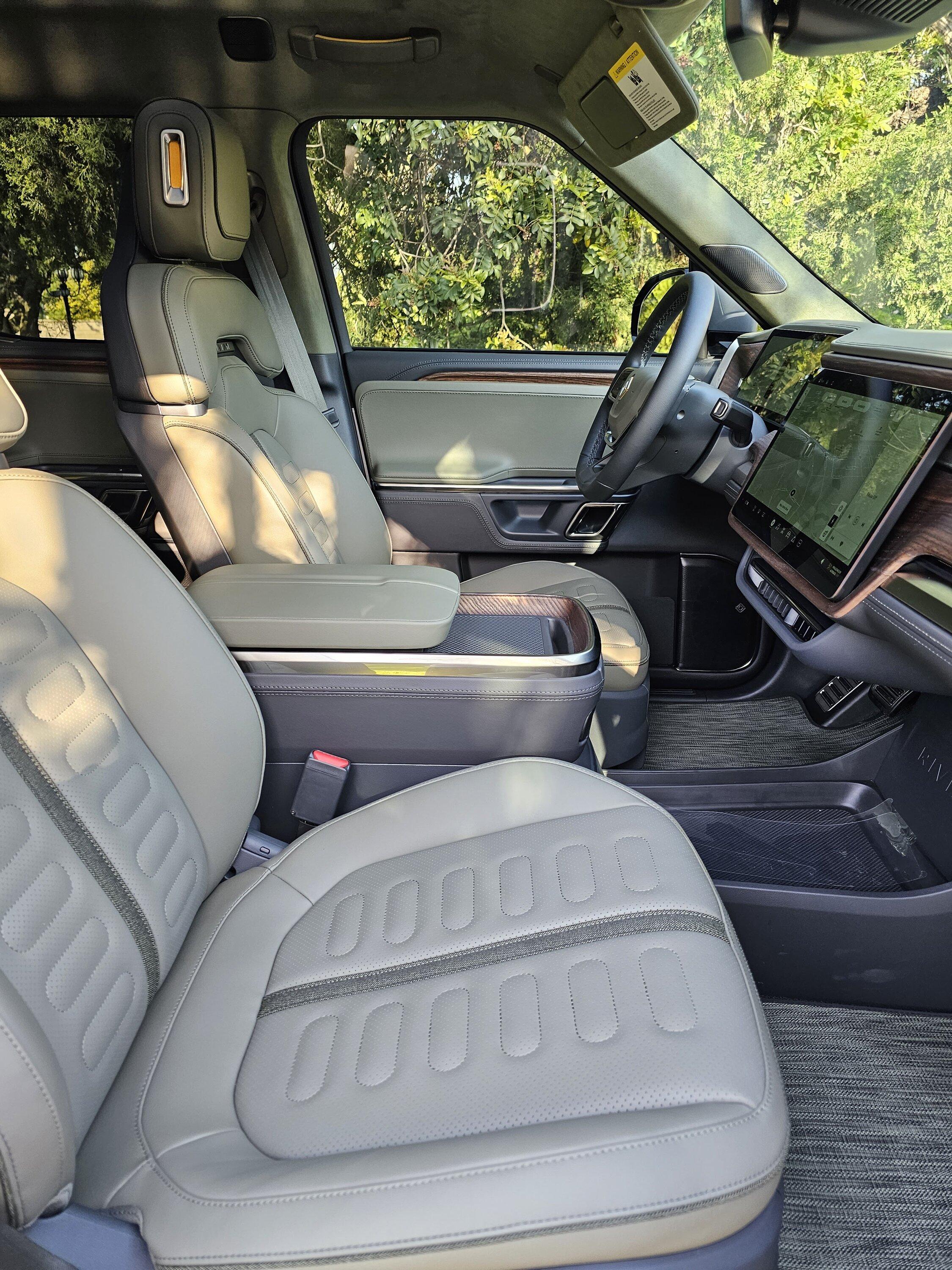 Rivian R1T R1S 2023 R1T Launch Edition Silver/Forest Edge 20230512_174405