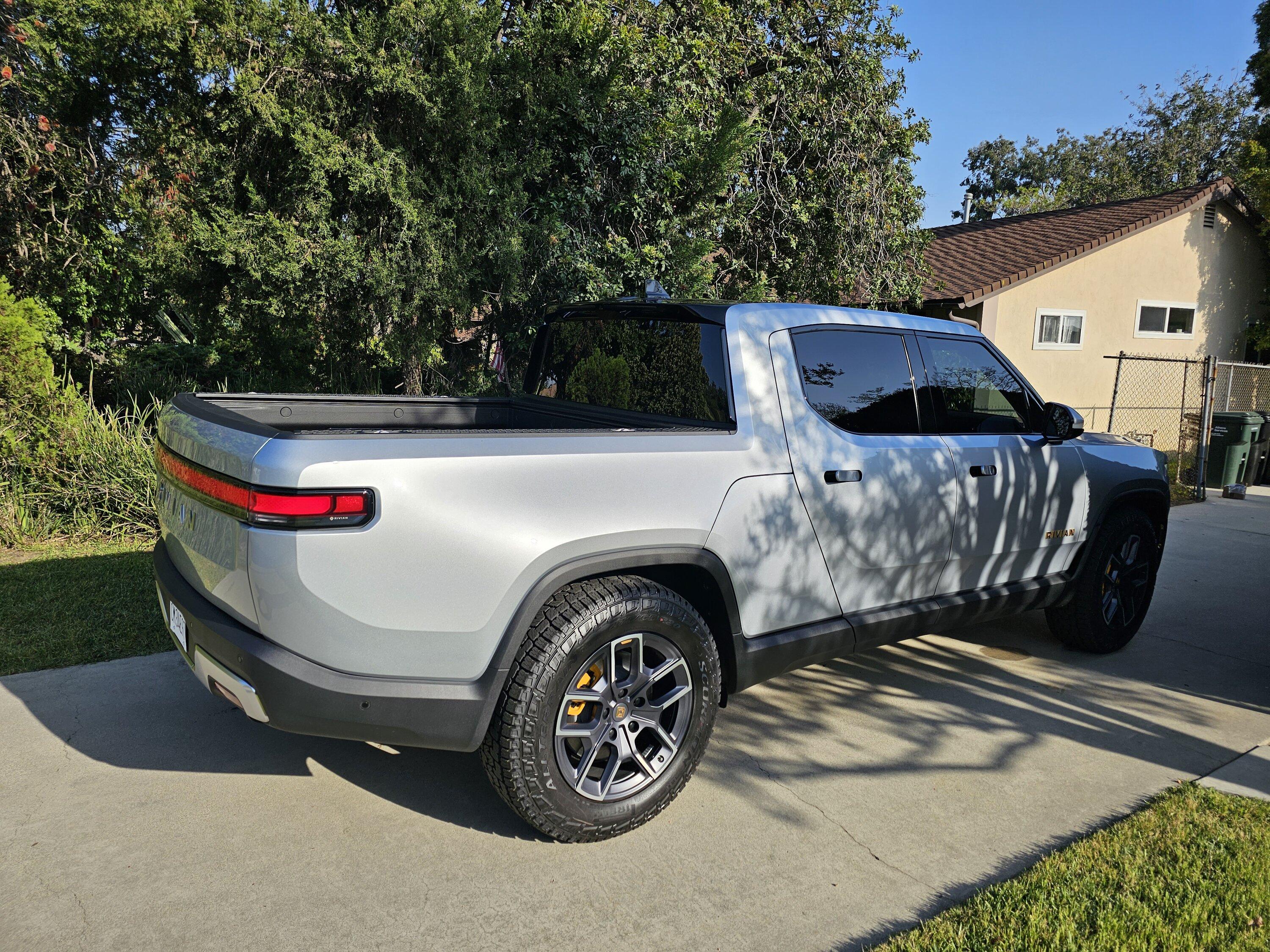 Rivian R1T R1S 2023 R1T Launch Edition Silver/Forest Edge 20230512_174356