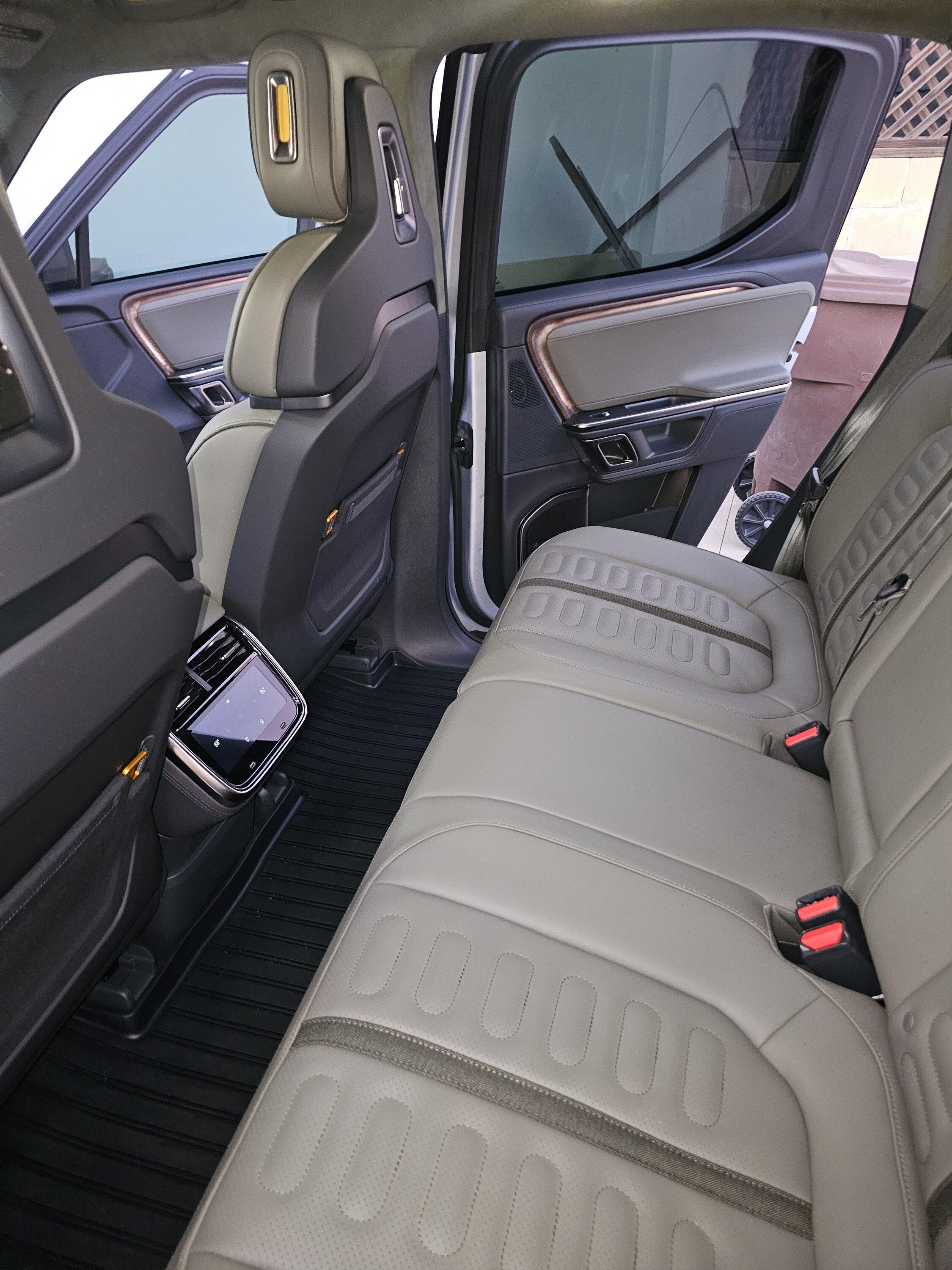 Rivian R1T R1S 2023 R1T Launch Edition Silver/Forest Edge 1000000765