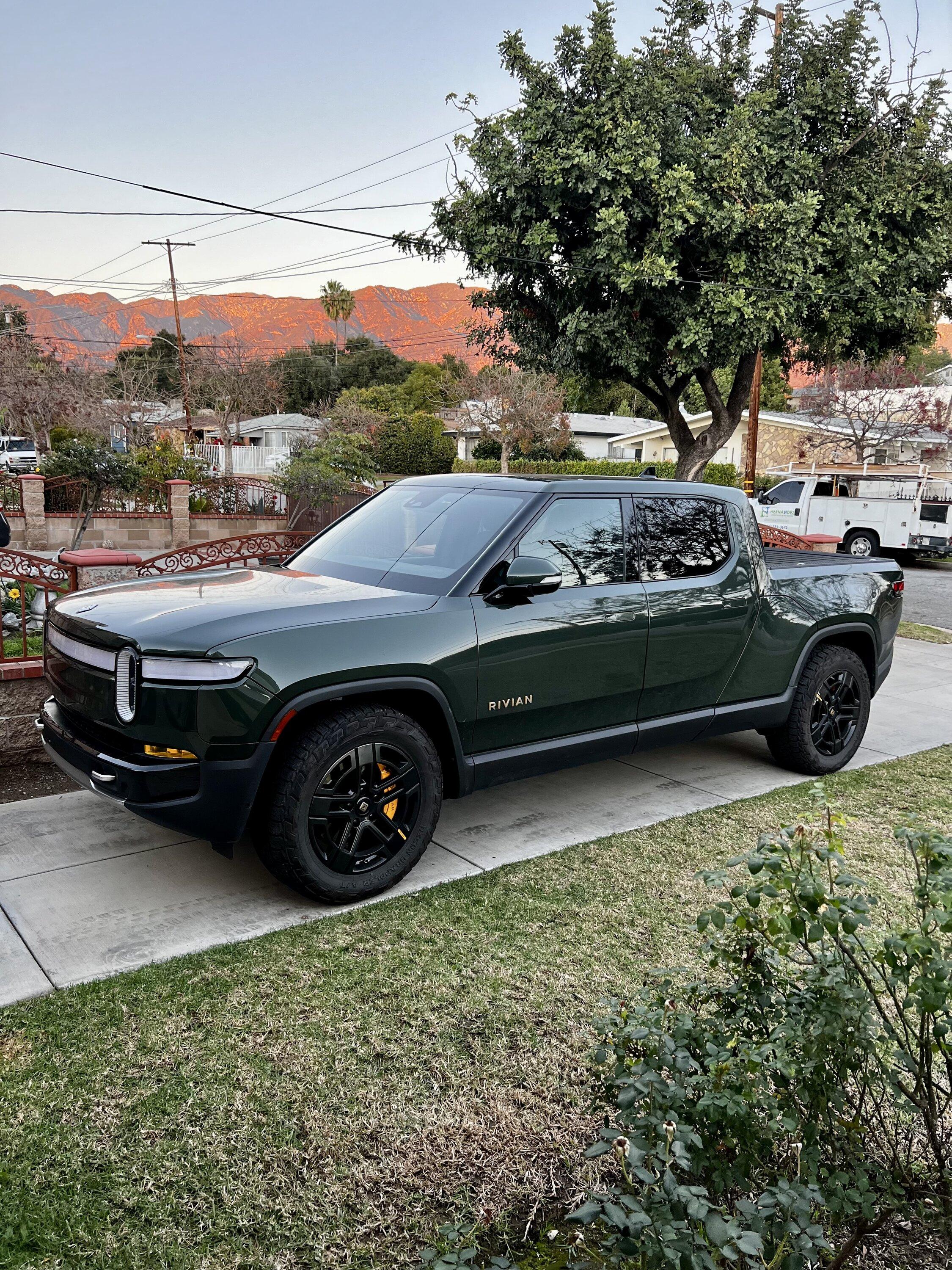 Rivian R1T R1S Pics of 275/60/20 AT tires on FACTORY 20's? IMG_4082