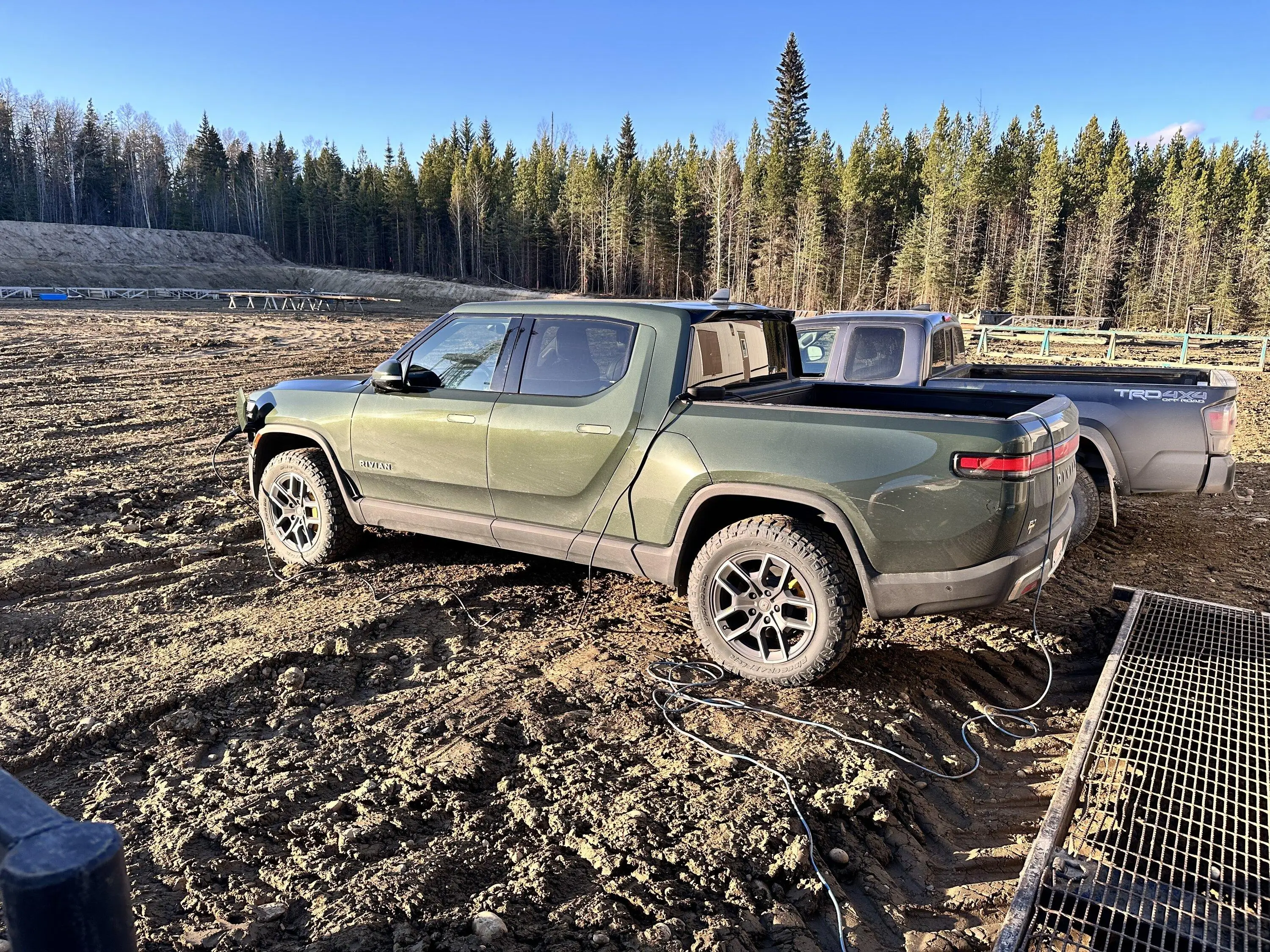 Rivian R1T R1S Pics of 275/60/20 AT tires on FACTORY 20's? IMG_4243