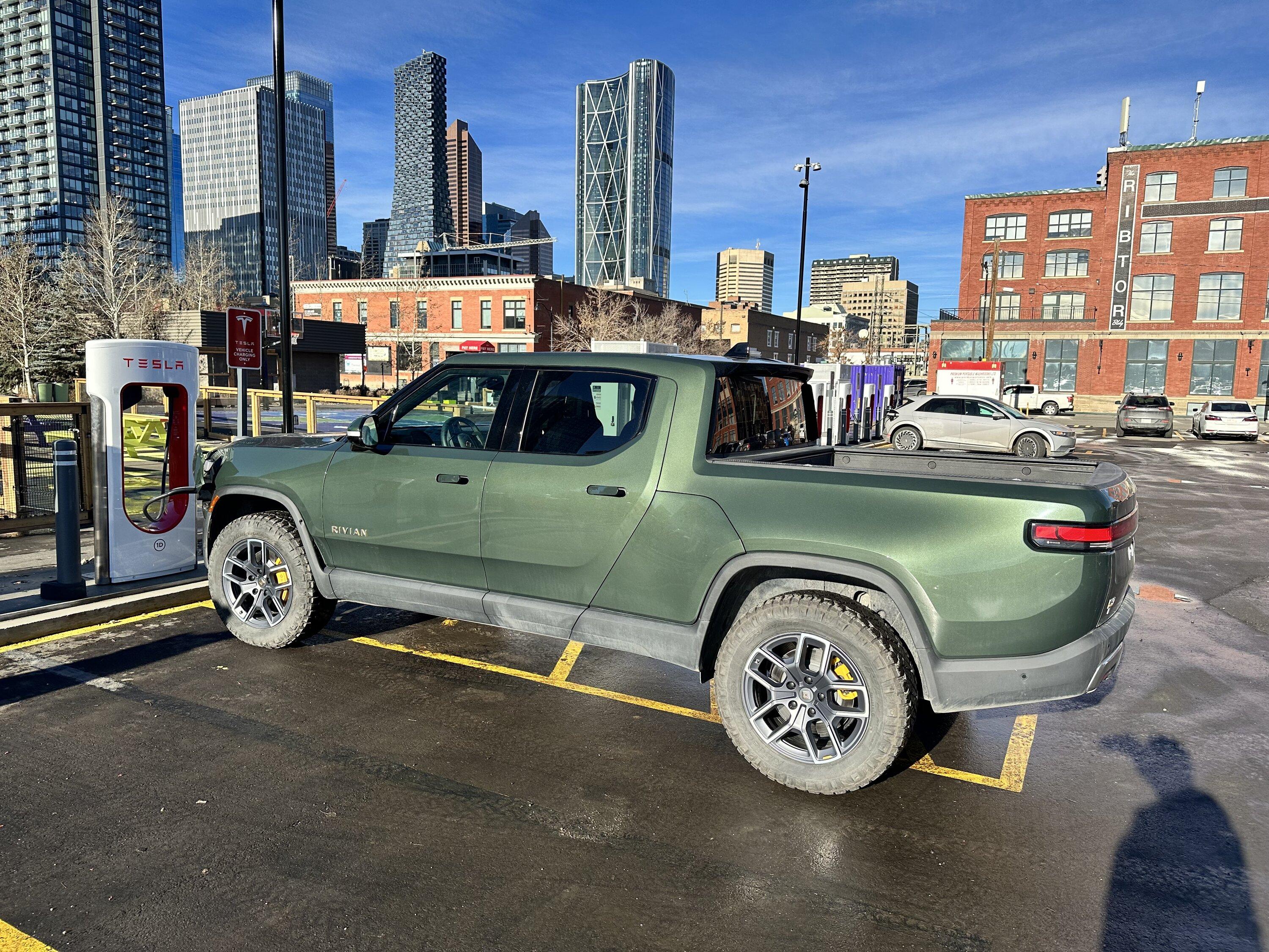 Rivian R1T R1S Pics of 275/60/20 AT tires on FACTORY 20's? IMG_4336