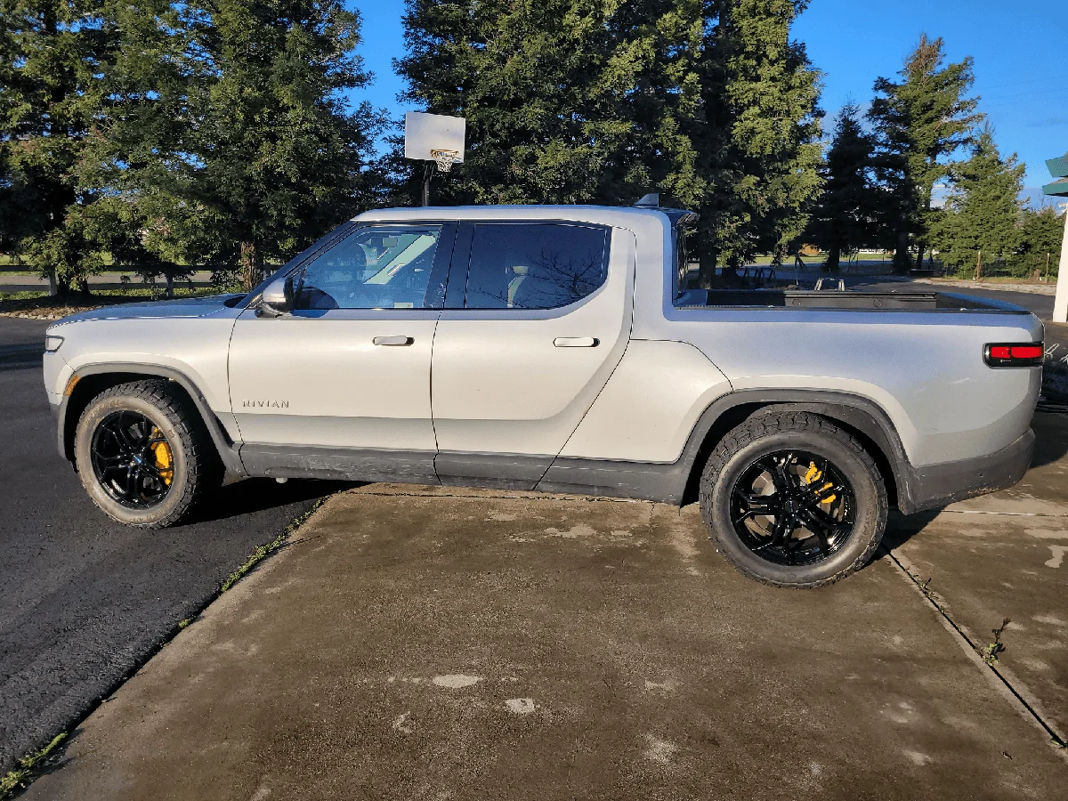 Rivian R1T R1S Pics of 275/60/20 AT tires on FACTORY 20's? 20240208_163650